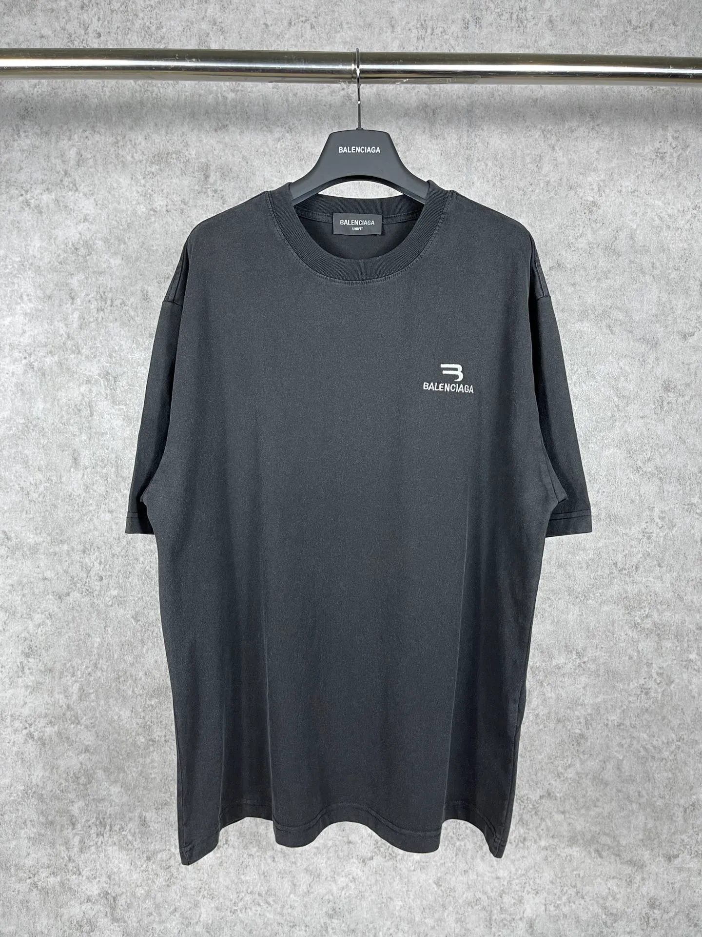 🅿️170 photos [Top version. Official website quality] BALENCI*GA/Paris #half B classic LOGO embroidery washed and distressed short-sleeved T-shirt #brick cabinet synchronization. The fabric is made of Paris ZP custom-woven and dyed cotton double yarn. Weighing 260 grams, the cloth surface is clean. The cloth pattern is clear, soft and comfortable. The color fastness is good. It is not easy to change color. The threads are dyed with no color difference. The classic LOGO letter embroidery uses imported embroidery machines, and the letters are three-dimensional and full. It is produced according to the pictures in Jubie market. The finished product is washed and aged. The letters are clear. The three-dimensional effect is strong. The version adopts the OS loose shoulder design. The same style for men and women. Code: BL223069 Color: Washed black Size: XS S M L
