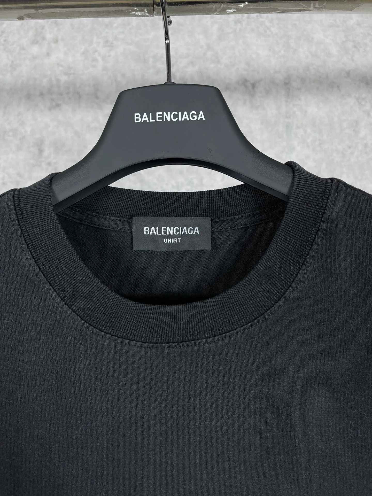 🅿️170 photos [Top version. Official website quality] BALENCI*GA/Paris #half B classic LOGO embroidery washed and distressed short-sleeved T-shirt #brick cabinet synchronization. The fabric is made of Paris ZP custom-woven and dyed cotton double yarn. Weighing 260 grams, the cloth surface is clean. The cloth pattern is clear, soft and comfortable. The color fastness is good. It is not easy to change color. The threads are dyed with no color difference. The classic LOGO letter embroidery uses imported embroidery machines, and the letters are three-dimensional and full. It is produced according to the pictures in Jubie market. The finished product is washed and aged. The letters are clear. The three-dimensional effect is strong. The version adopts the OS loose shoulder design. The same style for men and women. Code: BL223069 Color: Washed black Size: XS S M L