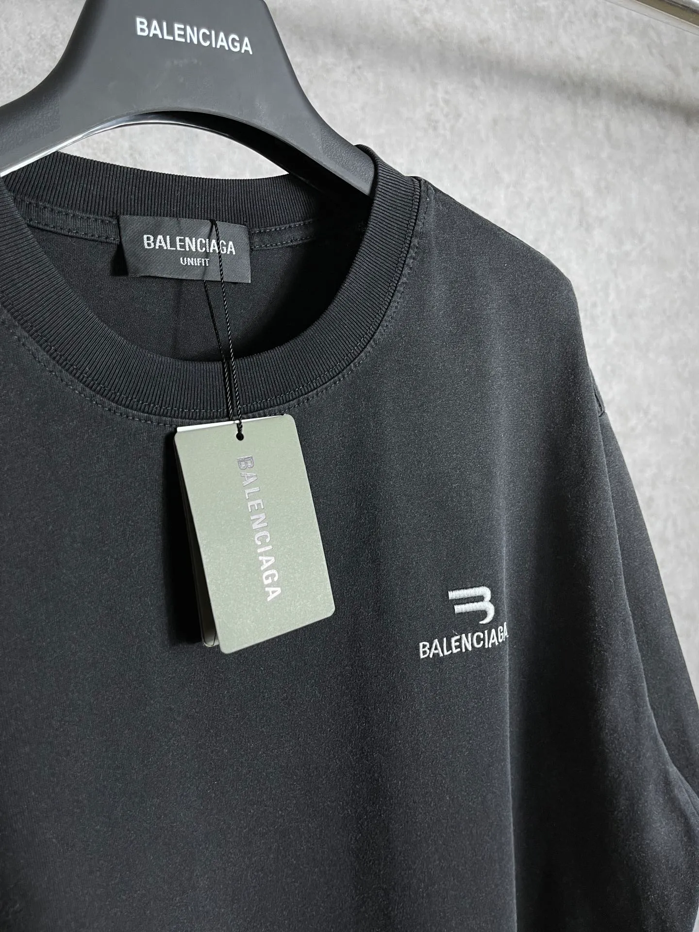 🅿️170 photos [Top version. Official website quality] BALENCI*GA/Paris #half B classic LOGO embroidery washed and distressed short-sleeved T-shirt #brick cabinet synchronization. The fabric is made of Paris ZP custom-woven and dyed cotton double yarn. Weighing 260 grams, the cloth surface is clean. The cloth pattern is clear, soft and comfortable. The color fastness is good. It is not easy to change color. The threads are dyed with no color difference. The classic LOGO letter embroidery uses imported embroidery machines, and the letters are three-dimensional and full. It is produced according to the pictures in Jubie market. The finished product is washed and aged. The letters are clear. The three-dimensional effect is strong. The version adopts the OS loose shoulder design. The same style for men and women. Code: BL223069 Color: Washed black Size: XS S M L