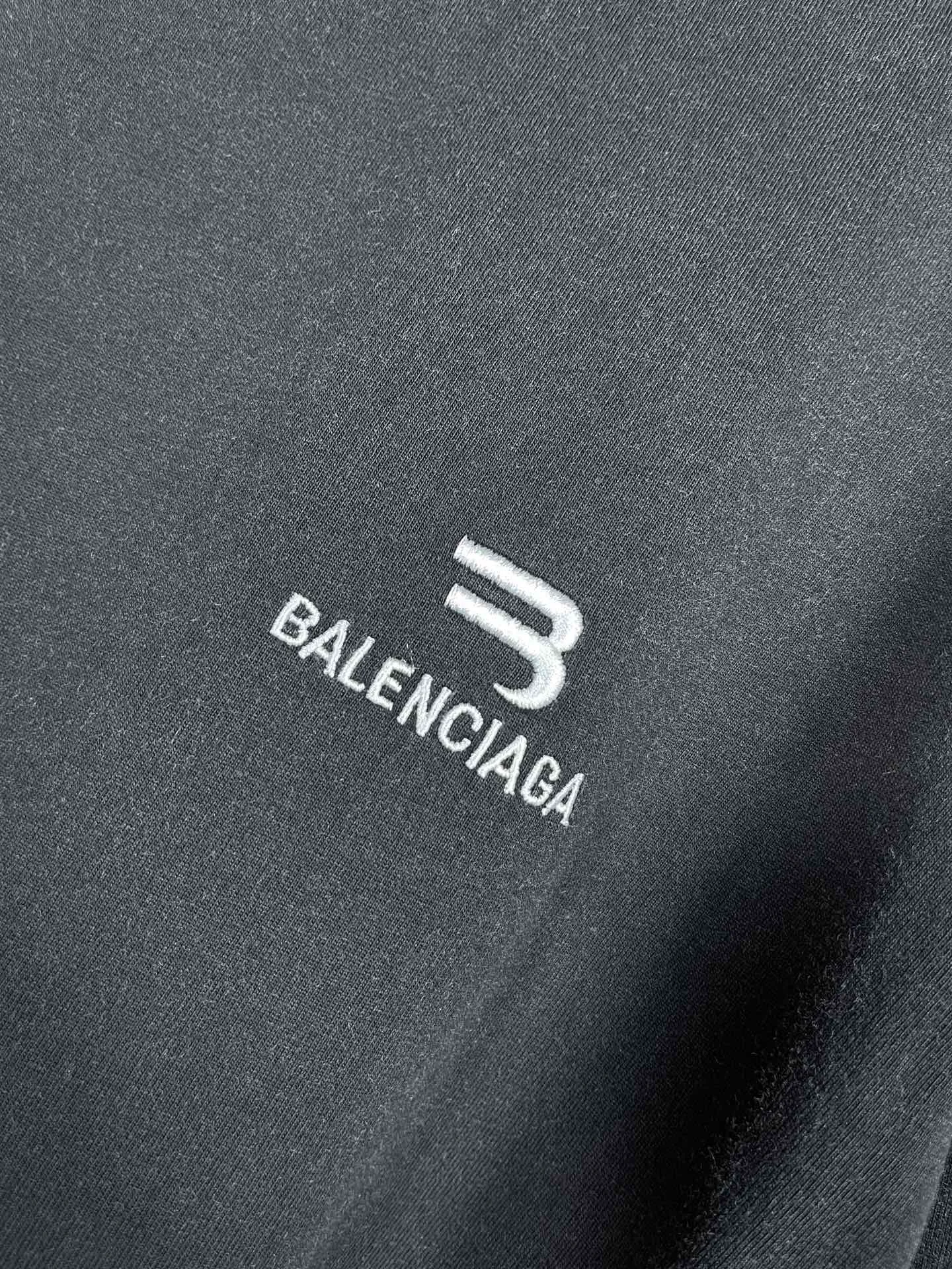 🅿️170 photos [Top version. Official website quality] BALENCI*GA/Paris #half B classic LOGO embroidery washed and distressed short-sleeved T-shirt #brick cabinet synchronization. The fabric is made of Paris ZP custom-woven and dyed cotton double yarn. Weighing 260 grams, the cloth surface is clean. The cloth pattern is clear, soft and comfortable. The color fastness is good. It is not easy to change color. The threads are dyed with no color difference. The classic LOGO letter embroidery uses imported embroidery machines, and the letters are three-dimensional and full. It is produced according to the pictures in Jubie market. The finished product is washed and aged. The letters are clear. The three-dimensional effect is strong. The version adopts the OS loose shoulder design. The same style for men and women. Code: BL223069 Color: Washed black Size: XS S M L