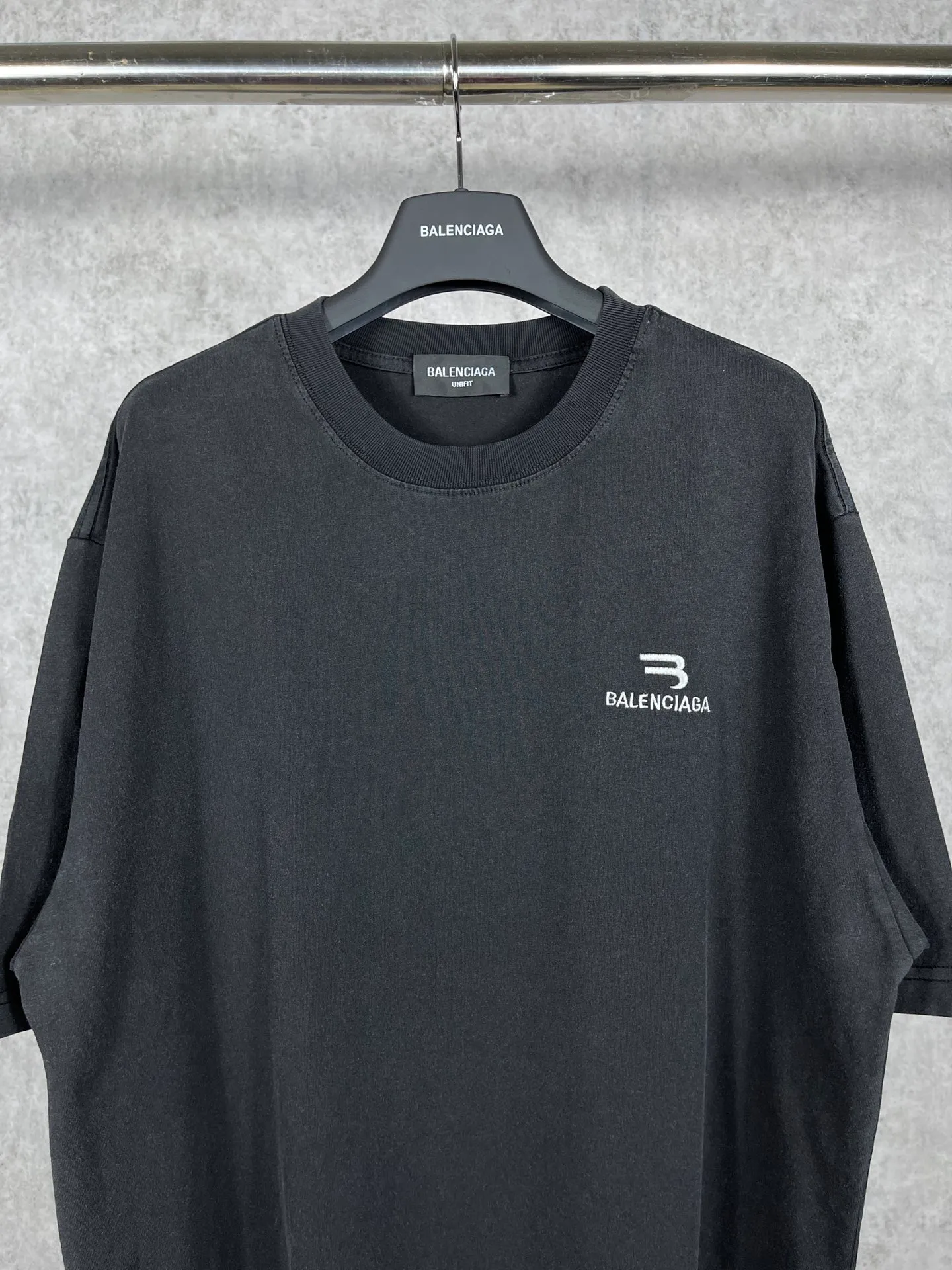 🅿️170 photos [Top version. Official website quality] BALENCI*GA/Paris #half B classic LOGO embroidery washed and distressed short-sleeved T-shirt #brick cabinet synchronization. The fabric is made of Paris ZP custom-woven and dyed cotton double yarn. Weighing 260 grams, the cloth surface is clean. The cloth pattern is clear, soft and comfortable. The color fastness is good. It is not easy to change color. The threads are dyed with no color difference. The classic LOGO letter embroidery uses imported embroidery machines, and the letters are three-dimensional and full. It is produced according to the pictures in Jubie market. The finished product is washed and aged. The letters are clear. The three-dimensional effect is strong. The version adopts the OS loose shoulder design. The same style for men and women. Code: BL223069 Color: Washed black Size: XS S M L