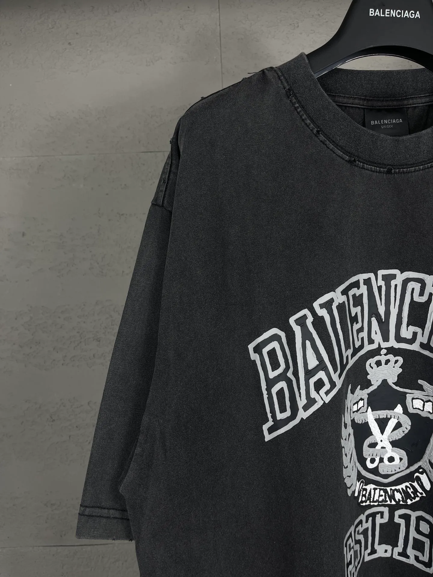 🅿️180 real photos [Top version. Official website quality] BALENCI*GA/Paris. 24 spring new style, crown wheat scissors foam printing technology. Ready-to-wear distressed washed short-sleeved T-shirt. Brick cabinet synchronization. The fabric is made of Paris ZP custom-woven and dyed 100% cotton double yarn compact cotton. The weight is 260 grams, the cloth surface is clean. The cloth pattern is clear, soft and comfortable. The threads are dyed with no color difference. The classic pattern is printed with environmentally friendly imported materials, hand-painted foam printing, and the effect is three-dimensional. The ready-made garments are washed and worn. Restore brick cabinets. Different market currencies, welcome to compare. The version adopts OS loose shoulder design. Same style for men and women. Code: BL223307 Color: washed black Size: XS to L