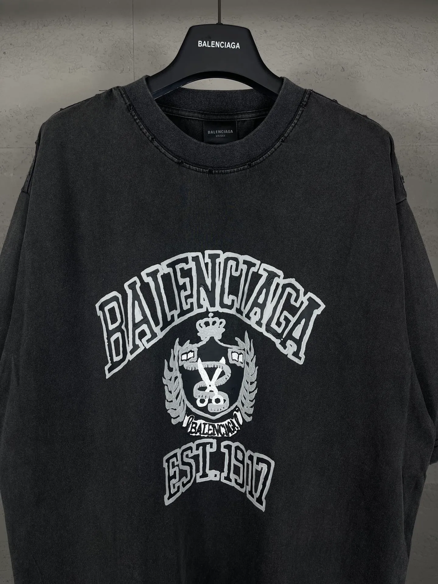 🅿️180 real photos [Top version. Official website quality] BALENCI*GA/Paris. 24 spring new style, crown wheat scissors foam printing technology. Ready-to-wear distressed washed short-sleeved T-shirt. Brick cabinet synchronization. The fabric is made of Paris ZP custom-woven and dyed 100% cotton double yarn compact cotton. The weight is 260 grams, the cloth surface is clean. The cloth pattern is clear, soft and comfortable. The threads are dyed with no color difference. The classic pattern is printed with environmentally friendly imported materials, hand-painted foam printing, and the effect is three-dimensional. The ready-made garments are washed and worn. Restore brick cabinets. Different market currencies, welcome to compare. The version adopts OS loose shoulder design. Same style for men and women. Code: BL223307 Color: washed black Size: XS to L
