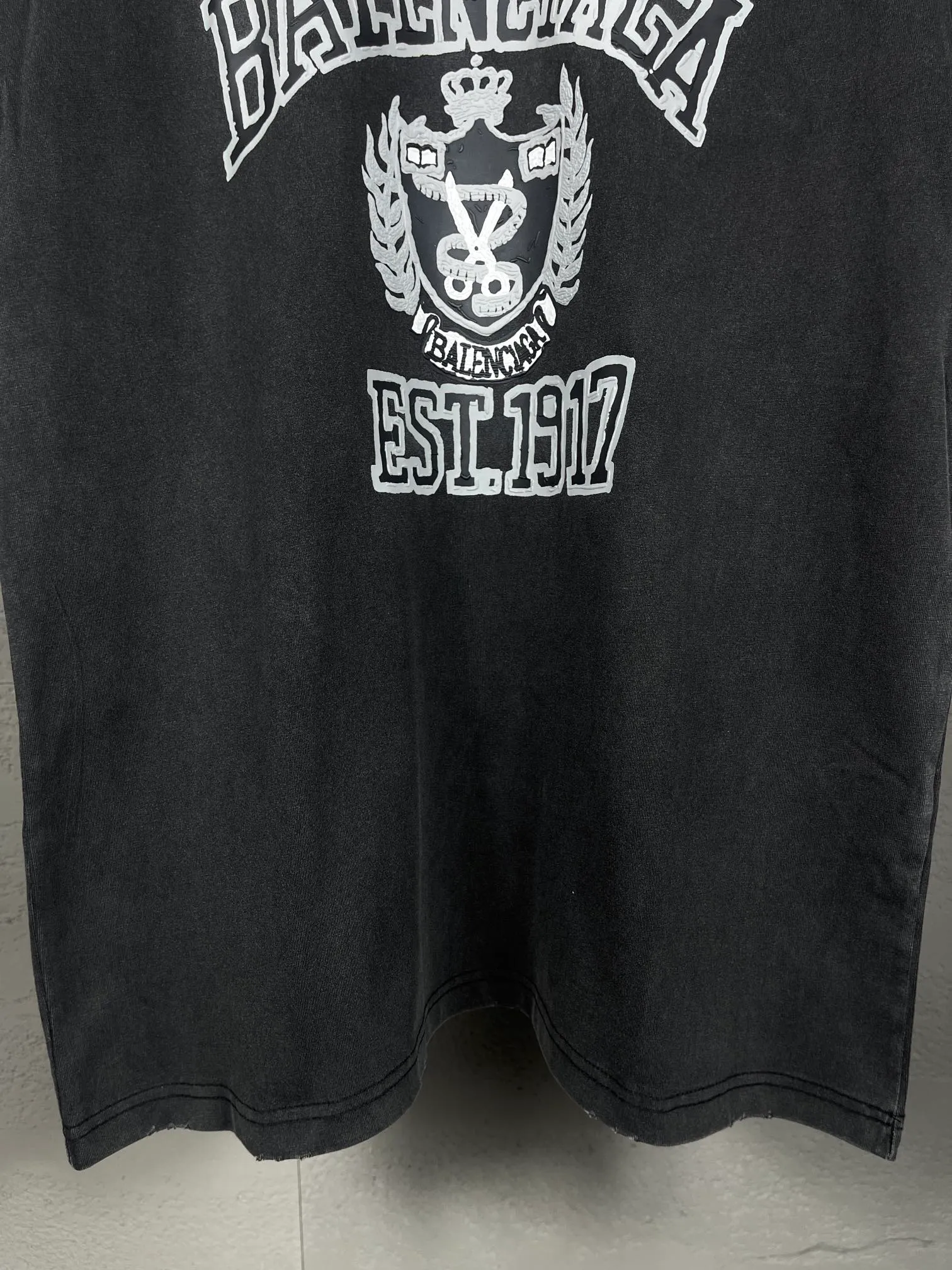 🅿️180 real photos [Top version. Official website quality] BALENCI*GA/Paris. 24 spring new style, crown wheat scissors foam printing technology. Ready-to-wear distressed washed short-sleeved T-shirt. Brick cabinet synchronization. The fabric is made of Paris ZP custom-woven and dyed 100% cotton double yarn compact cotton. The weight is 260 grams, the cloth surface is clean. The cloth pattern is clear, soft and comfortable. The threads are dyed with no color difference. The classic pattern is printed with environmentally friendly imported materials, hand-painted foam printing, and the effect is three-dimensional. The ready-made garments are washed and worn. Restore brick cabinets. Different market currencies, welcome to compare. The version adopts OS loose shoulder design. Same style for men and women. Code: BL223307 Color: washed black Size: XS to L