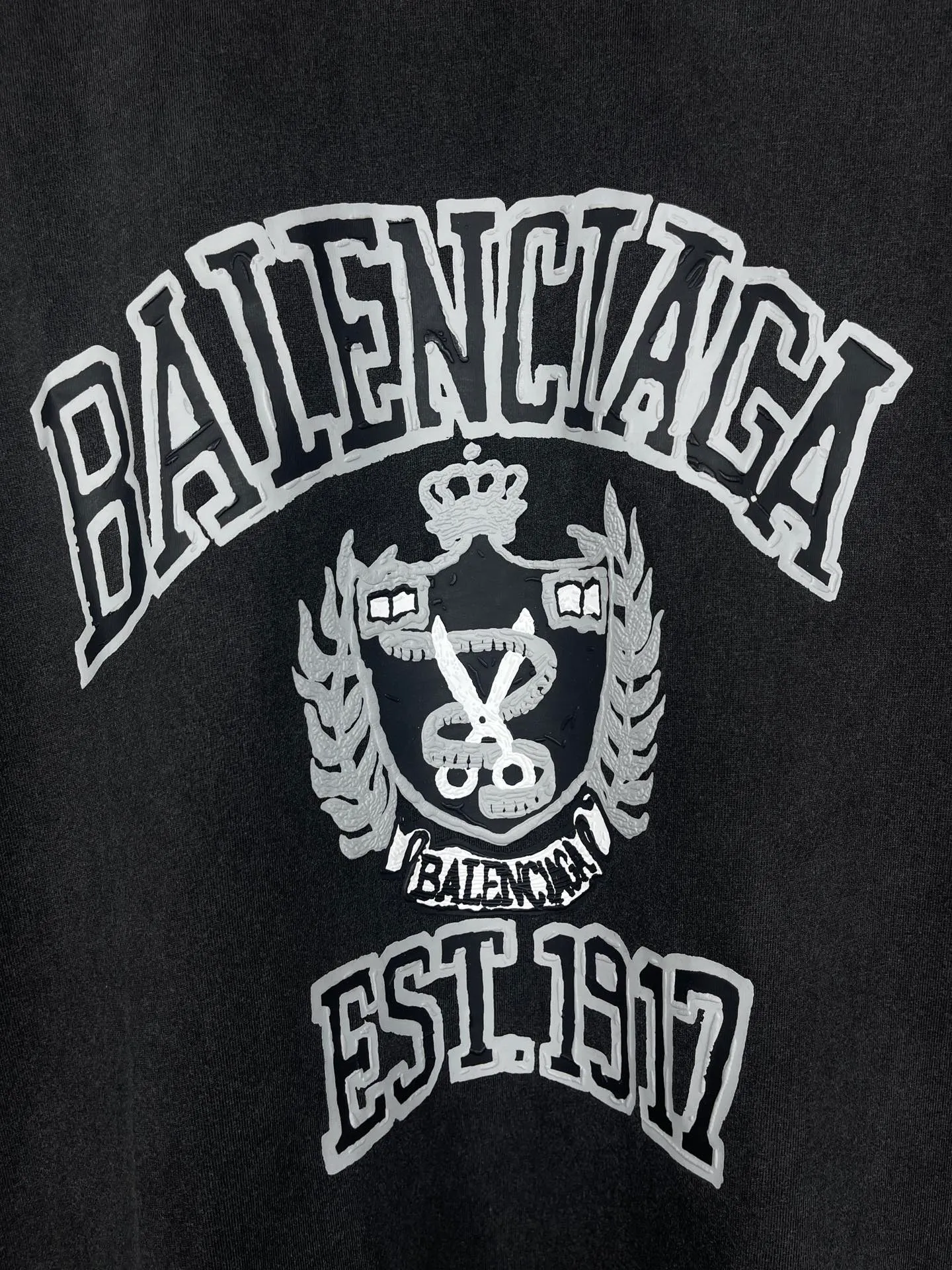 🅿️180 real photos [Top version. Official website quality] BALENCI*GA/Paris. 24 spring new style, crown wheat scissors foam printing technology. Ready-to-wear distressed washed short-sleeved T-shirt. Brick cabinet synchronization. The fabric is made of Paris ZP custom-woven and dyed 100% cotton double yarn compact cotton. The weight is 260 grams, the cloth surface is clean. The cloth pattern is clear, soft and comfortable. The threads are dyed with no color difference. The classic pattern is printed with environmentally friendly imported materials, hand-painted foam printing, and the effect is three-dimensional. The ready-made garments are washed and worn. Restore brick cabinets. Different market currencies, welcome to compare. The version adopts OS loose shoulder design. Same style for men and women. Code: BL223307 Color: washed black Size: XS to L