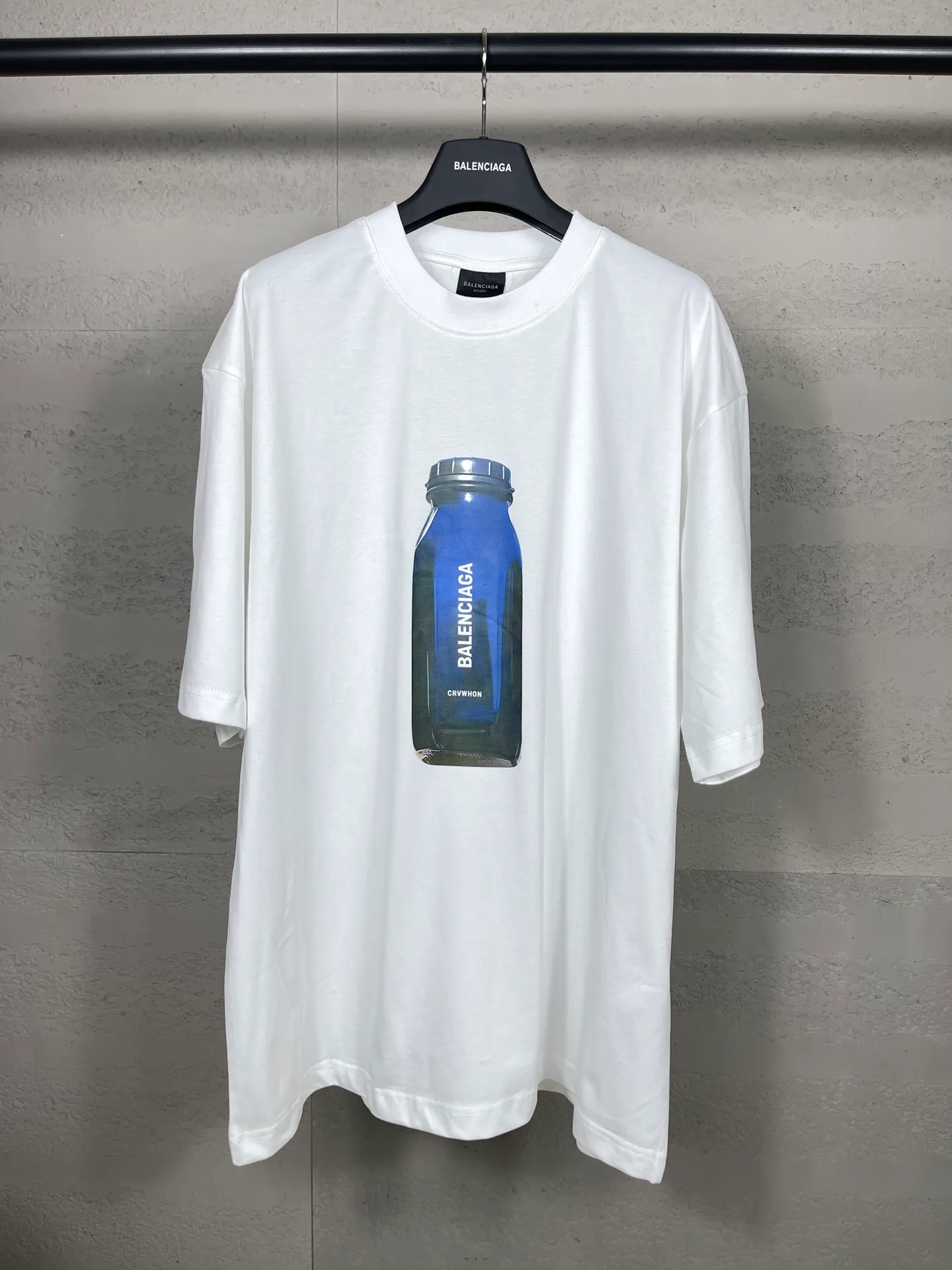 🅿️174 Actual pictures [Top version. Official website quality] BALENCI*GA/Paris. Water bottle letter LOGO short-sleeved T-shirt. The fabric is made of Paris ZP custom-woven and dyed cotton sweatshirt. The weight is 260 grams. The cloth surface is clean. The cloth pattern is clear, soft and comfortable. The threads are dyed with no color difference. The classic pattern printing uses imported machine direct printing. The effect is three-dimensional and restores the brick cabinet. Different market currencies, welcome to compare. The version adopts OS loose shoulder design. Same style for men and women. Code: BL223365 Color: black. White. Size: XS to L