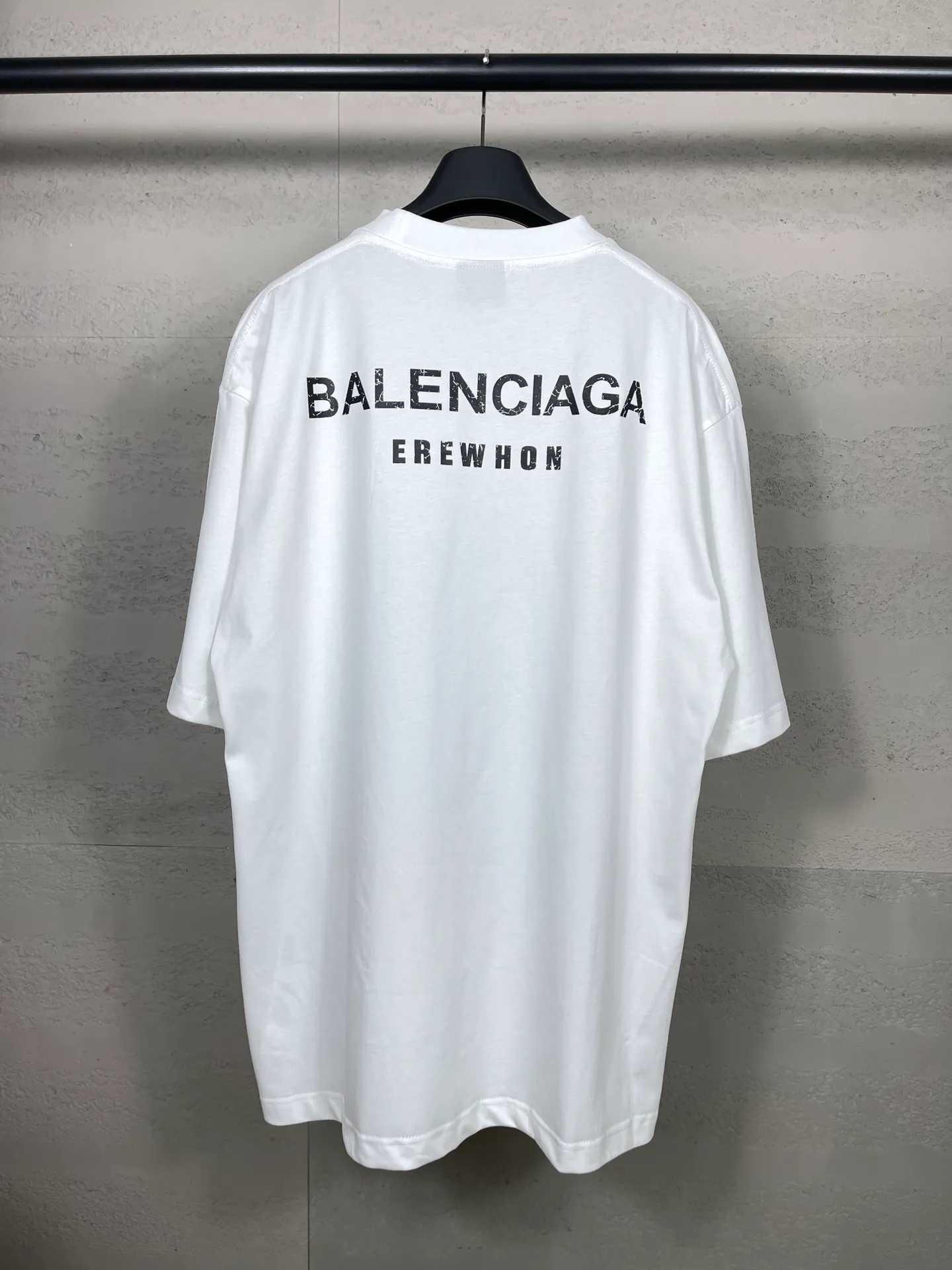 🅿️174 Actual pictures [Top version. Official website quality] BALENCI*GA/Paris. Water bottle letter LOGO short-sleeved T-shirt. The fabric is made of Paris ZP custom-woven and dyed cotton sweatshirt. The weight is 260 grams. The cloth surface is clean. The cloth pattern is clear, soft and comfortable. The threads are dyed with no color difference. The classic pattern printing uses imported machine direct printing. The effect is three-dimensional and restores the brick cabinet. Different market currencies, welcome to compare. The version adopts OS loose shoulder design. Same style for men and women. Code: BL223365 Color: black. White. Size: XS to L