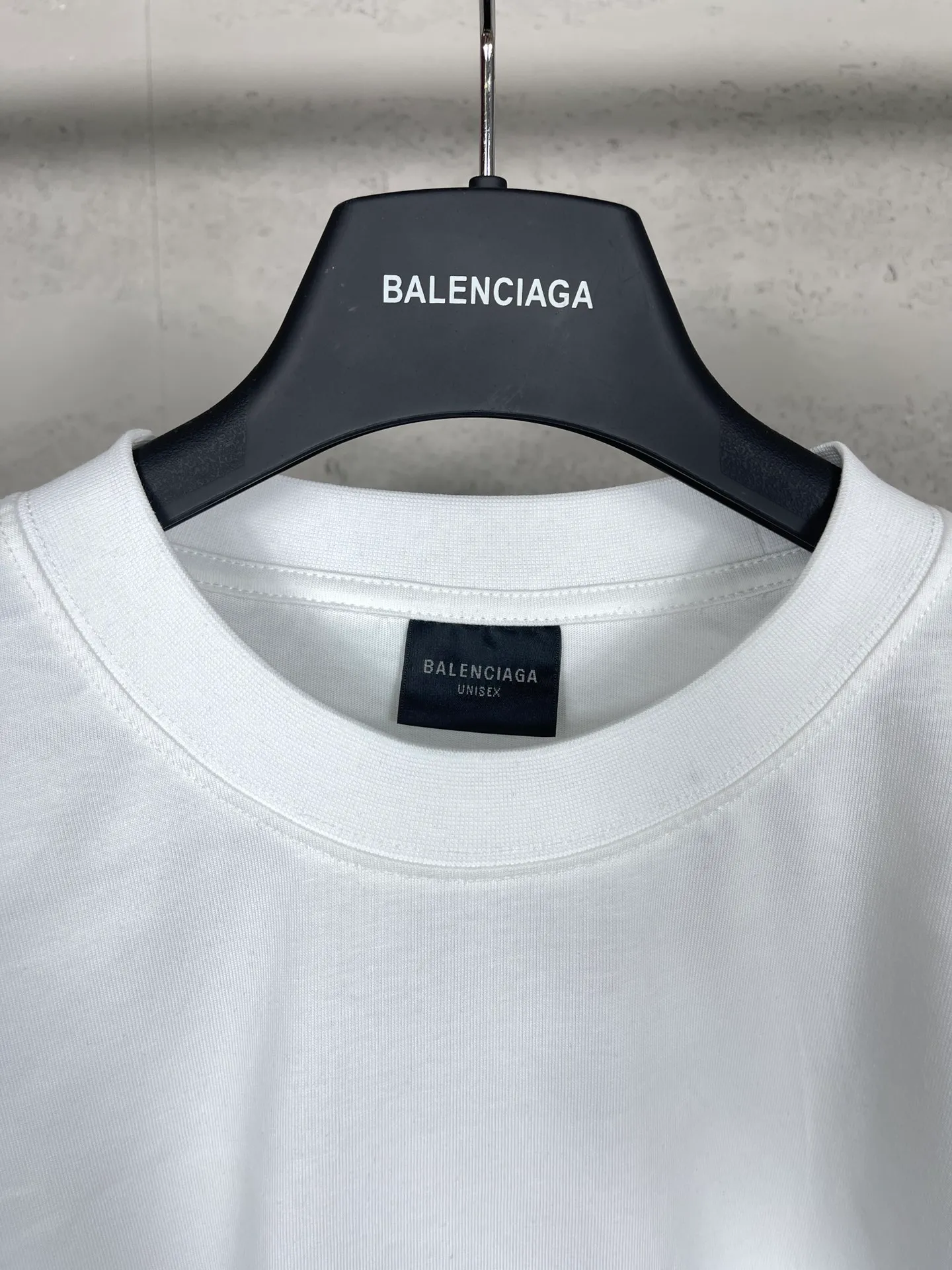🅿️174 Actual pictures [Top version. Official website quality] BALENCI*GA/Paris. Water bottle letter LOGO short-sleeved T-shirt. The fabric is made of Paris ZP custom-woven and dyed cotton sweatshirt. The weight is 260 grams. The cloth surface is clean. The cloth pattern is clear, soft and comfortable. The threads are dyed with no color difference. The classic pattern printing uses imported machine direct printing. The effect is three-dimensional and restores the brick cabinet. Different market currencies, welcome to compare. The version adopts OS loose shoulder design. Same style for men and women. Code: BL223365 Color: black. White. Size: XS to L