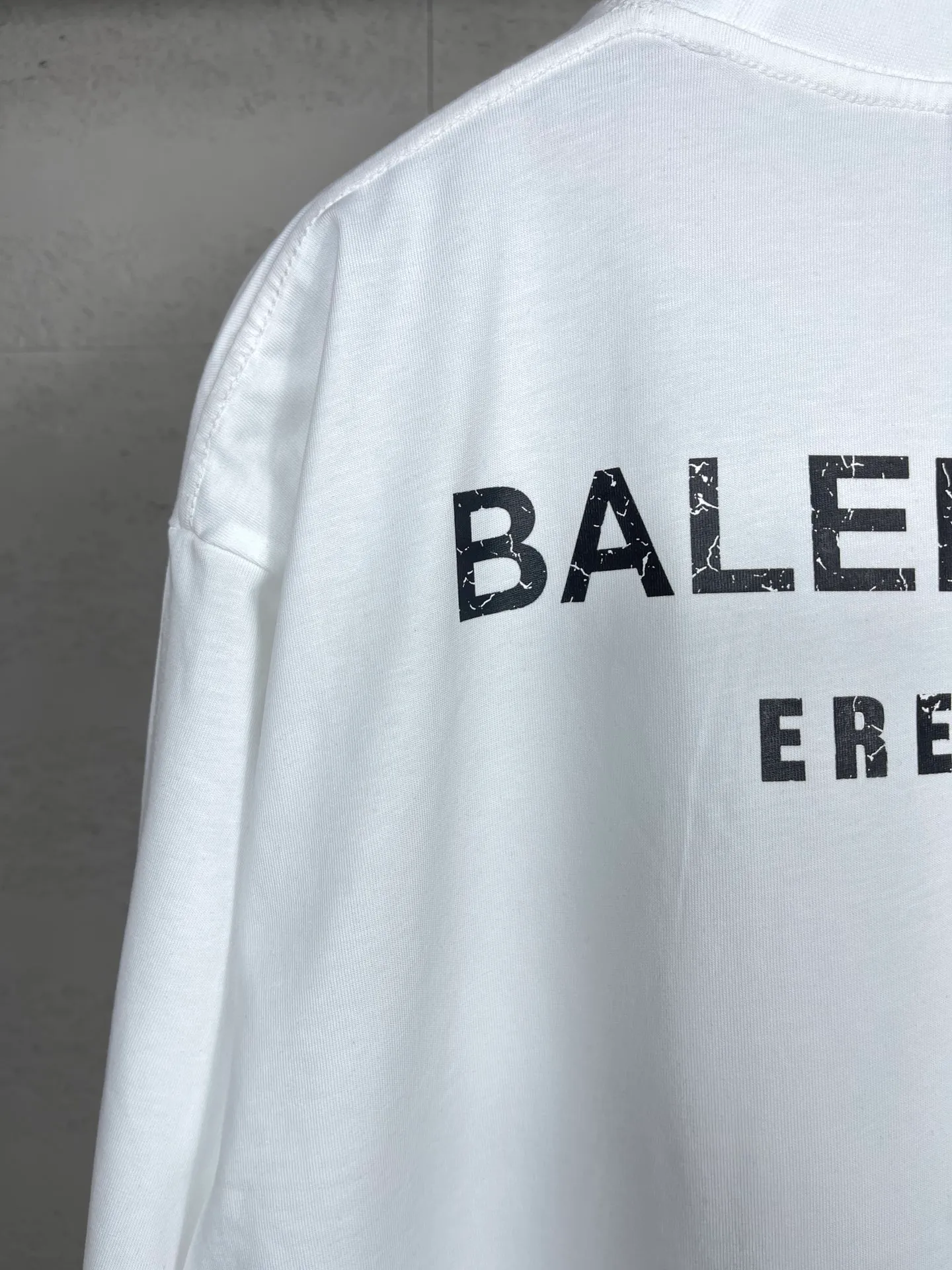 🅿️174 Actual pictures [Top version. Official website quality] BALENCI*GA/Paris. Water bottle letter LOGO short-sleeved T-shirt. The fabric is made of Paris ZP custom-woven and dyed cotton sweatshirt. The weight is 260 grams. The cloth surface is clean. The cloth pattern is clear, soft and comfortable. The threads are dyed with no color difference. The classic pattern printing uses imported machine direct printing. The effect is three-dimensional and restores the brick cabinet. Different market currencies, welcome to compare. The version adopts OS loose shoulder design. Same style for men and women. Code: BL223365 Color: black. White. Size: XS to L