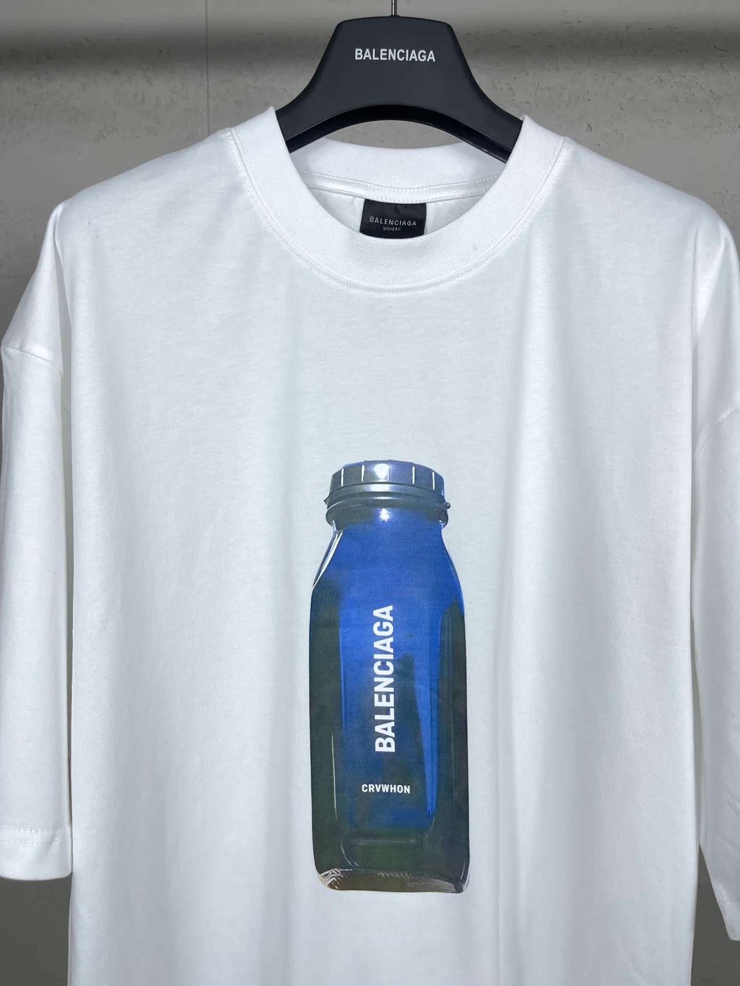 🅿️174 Actual pictures [Top version. Official website quality] BALENCI*GA/Paris. Water bottle letter LOGO short-sleeved T-shirt. The fabric is made of Paris ZP custom-woven and dyed cotton sweatshirt. The weight is 260 grams. The cloth surface is clean. The cloth pattern is clear, soft and comfortable. The threads are dyed with no color difference. The classic pattern printing uses imported machine direct printing. The effect is three-dimensional and restores the brick cabinet. Different market currencies, welcome to compare. The version adopts OS loose shoulder design. Same style for men and women. Code: BL223365 Color: black. White. Size: XS to L