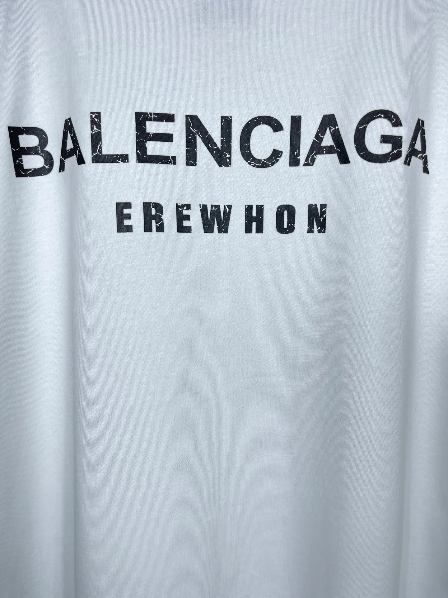 🅿️174 Actual pictures [Top version. Official website quality] BALENCI*GA/Paris. Water bottle letter LOGO short-sleeved T-shirt. The fabric is made of Paris ZP custom-woven and dyed cotton sweatshirt. The weight is 260 grams. The cloth surface is clean. The cloth pattern is clear, soft and comfortable. The threads are dyed with no color difference. The classic pattern printing uses imported machine direct printing. The effect is three-dimensional and restores the brick cabinet. Different market currencies, welcome to compare. The version adopts OS loose shoulder design. Same style for men and women. Code: BL223365 Color: black. White. Size: XS to L