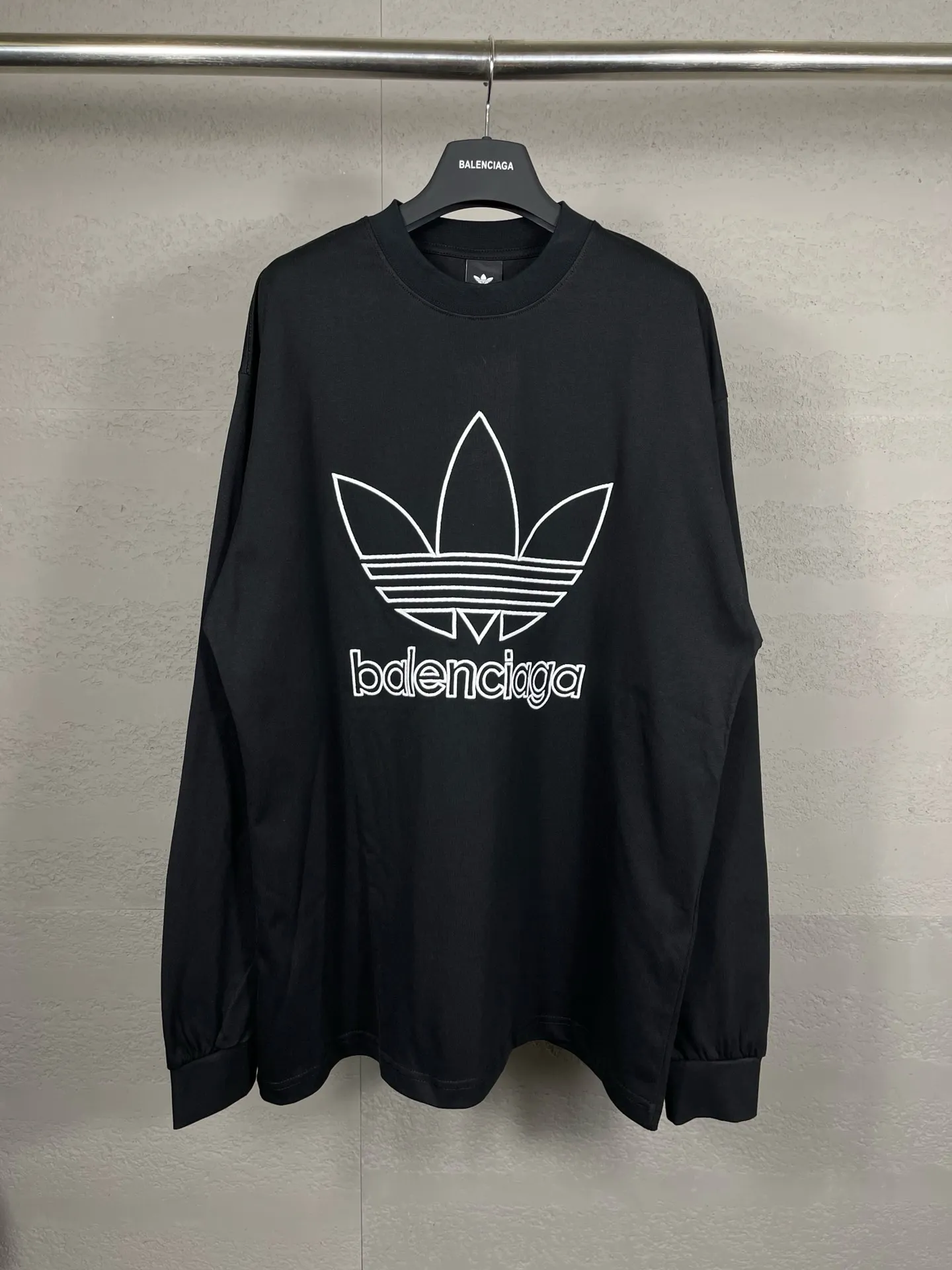 🅿️210 Detailed picture [Top version. Official website quality] BALENCI*GA/Paris co-branded Adidas front embroidered LOGO long-sleeved T-shirt# The fabric is made of Paris ZP custom-woven and dyed cotton double yarn. Weighing 260 grams, the cloth surface is clean. The cloth pattern is clear, soft and comfortable. The color fastness is good. It is not easy to change color. The threads are dyed with no color difference. The LOGO pattern letters are embroidered using imported embroidery machines, and the letters are three-dimensional and full. It is produced in Jubie market based on pictures, and comparisons are welcome. Restored brick cabinets. The version adopts OS loose shoulder design. Same style for men and women. Code: BL225028 Color: Black Size: XS S M L