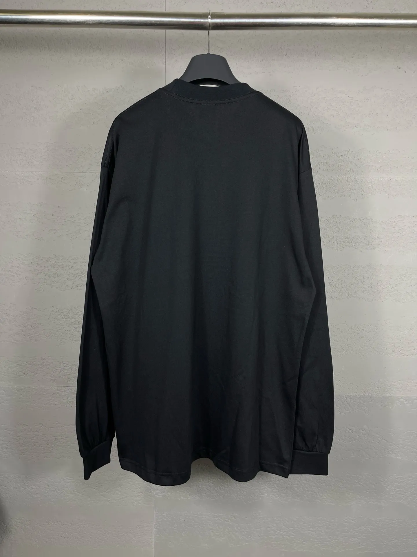 🅿️210 Detailed picture [Top version. Official website quality] BALENCI*GA/Paris co-branded Adidas front embroidered LOGO long-sleeved T-shirt# The fabric is made of Paris ZP custom-woven and dyed cotton double yarn. Weighing 260 grams, the cloth surface is clean. The cloth pattern is clear, soft and comfortable. The color fastness is good. It is not easy to change color. The threads are dyed with no color difference. The LOGO pattern letters are embroidered using imported embroidery machines, and the letters are three-dimensional and full. It is produced in Jubie market based on pictures, and comparisons are welcome. Restored brick cabinets. The version adopts OS loose shoulder design. Same style for men and women. Code: BL225028 Color: Black Size: XS S M L