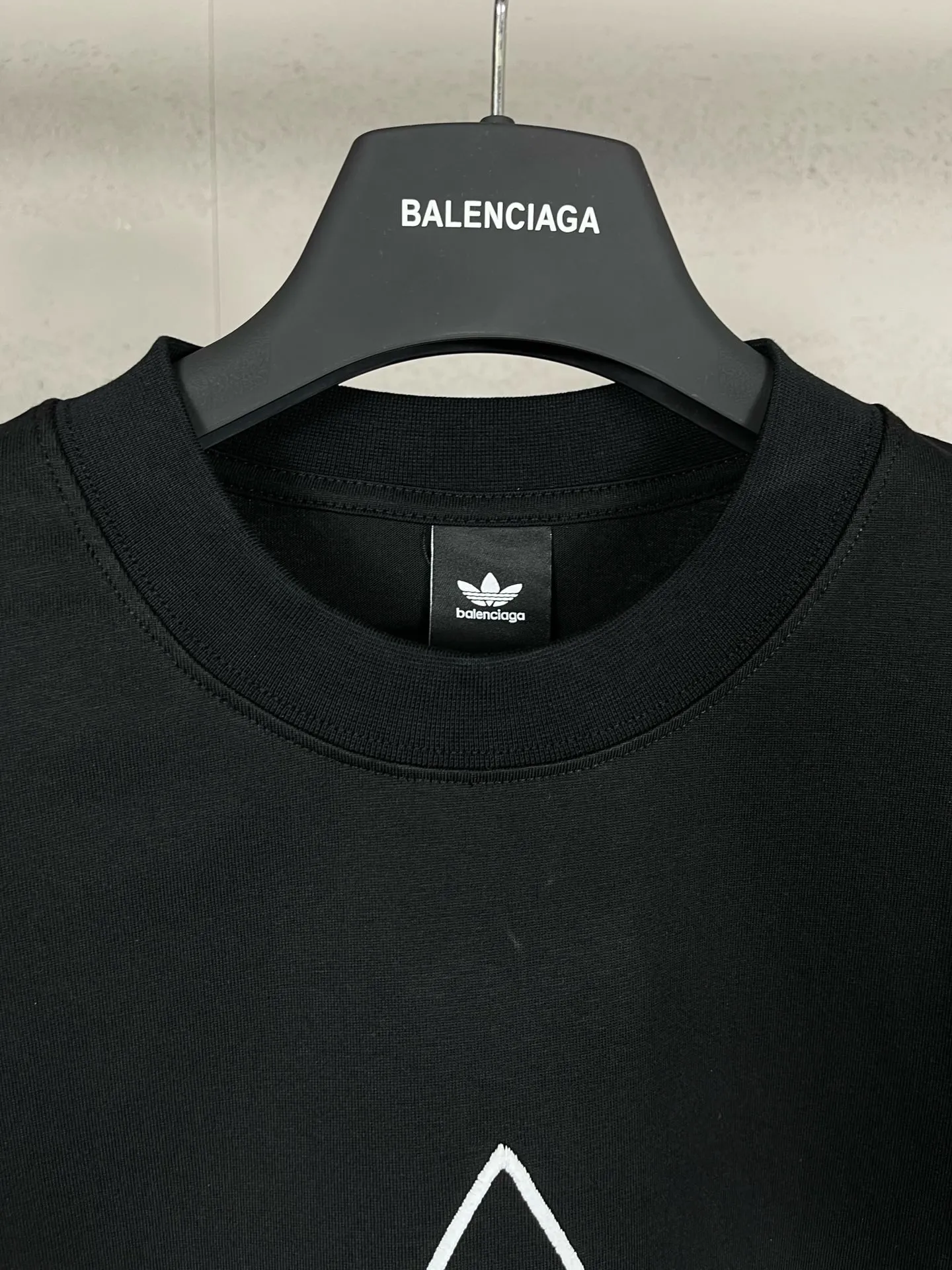 🅿️210 Detailed picture [Top version. Official website quality] BALENCI*GA/Paris co-branded Adidas front embroidered LOGO long-sleeved T-shirt# The fabric is made of Paris ZP custom-woven and dyed cotton double yarn. Weighing 260 grams, the cloth surface is clean. The cloth pattern is clear, soft and comfortable. The color fastness is good. It is not easy to change color. The threads are dyed with no color difference. The LOGO pattern letters are embroidered using imported embroidery machines, and the letters are three-dimensional and full. It is produced in Jubie market based on pictures, and comparisons are welcome. Restored brick cabinets. The version adopts OS loose shoulder design. Same style for men and women. Code: BL225028 Color: Black Size: XS S M L