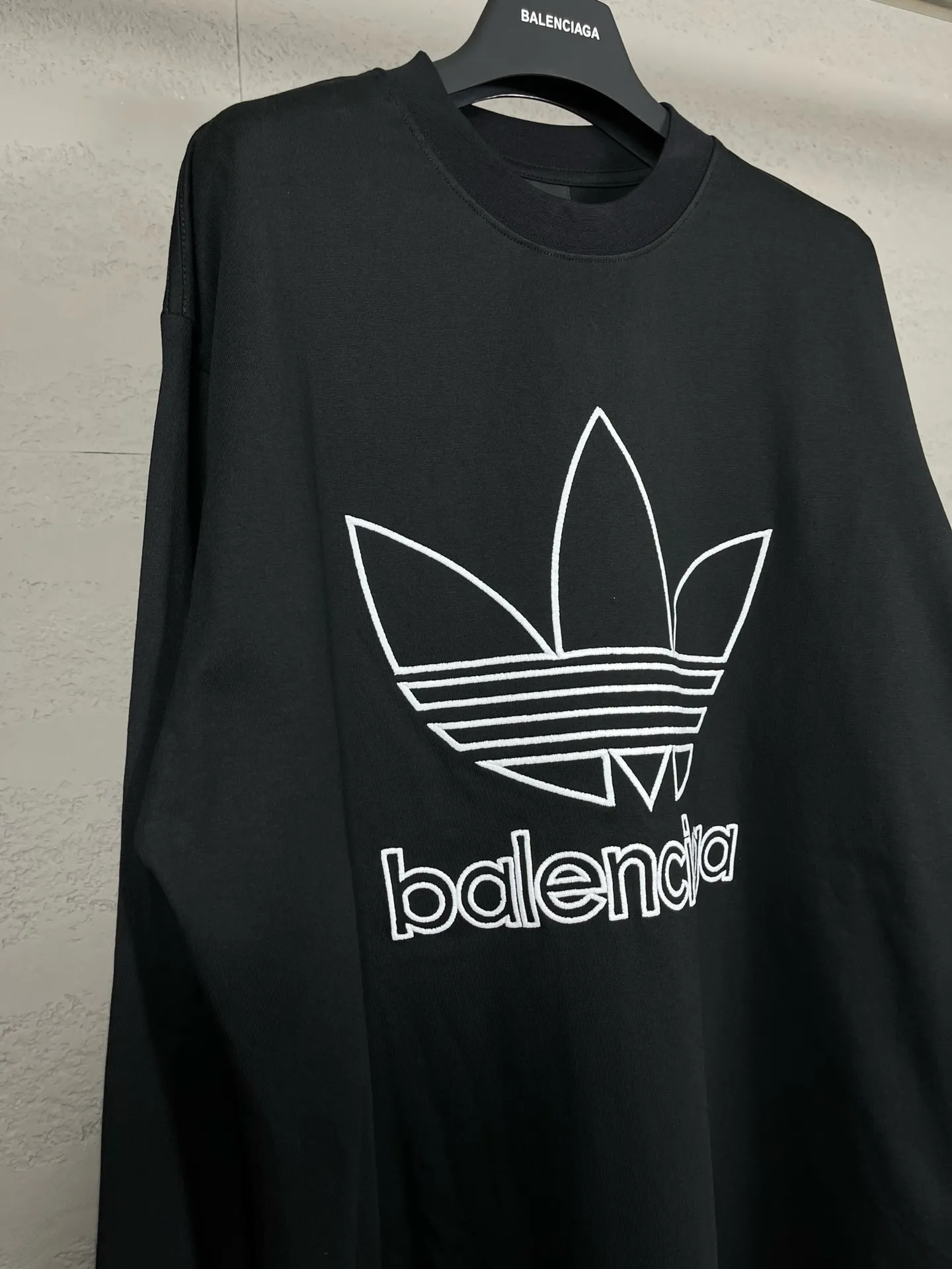 🅿️210 Detailed picture [Top version. Official website quality] BALENCI*GA/Paris co-branded Adidas front embroidered LOGO long-sleeved T-shirt# The fabric is made of Paris ZP custom-woven and dyed cotton double yarn. Weighing 260 grams, the cloth surface is clean. The cloth pattern is clear, soft and comfortable. The color fastness is good. It is not easy to change color. The threads are dyed with no color difference. The LOGO pattern letters are embroidered using imported embroidery machines, and the letters are three-dimensional and full. It is produced in Jubie market based on pictures, and comparisons are welcome. Restored brick cabinets. The version adopts OS loose shoulder design. Same style for men and women. Code: BL225028 Color: Black Size: XS S M L