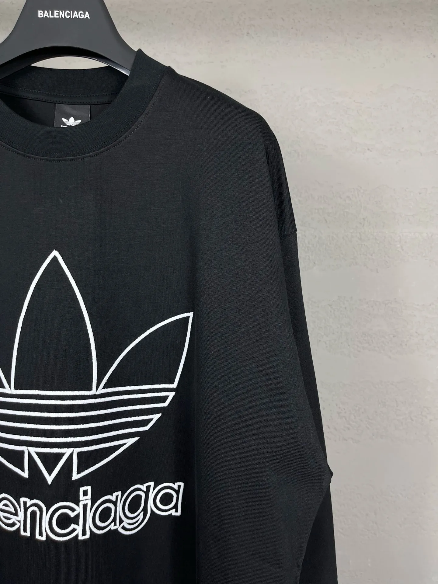 🅿️210 Detailed picture [Top version. Official website quality] BALENCI*GA/Paris co-branded Adidas front embroidered LOGO long-sleeved T-shirt# The fabric is made of Paris ZP custom-woven and dyed cotton double yarn. Weighing 260 grams, the cloth surface is clean. The cloth pattern is clear, soft and comfortable. The color fastness is good. It is not easy to change color. The threads are dyed with no color difference. The LOGO pattern letters are embroidered using imported embroidery machines, and the letters are three-dimensional and full. It is produced in Jubie market based on pictures, and comparisons are welcome. Restored brick cabinets. The version adopts OS loose shoulder design. Same style for men and women. Code: BL225028 Color: Black Size: XS S M L