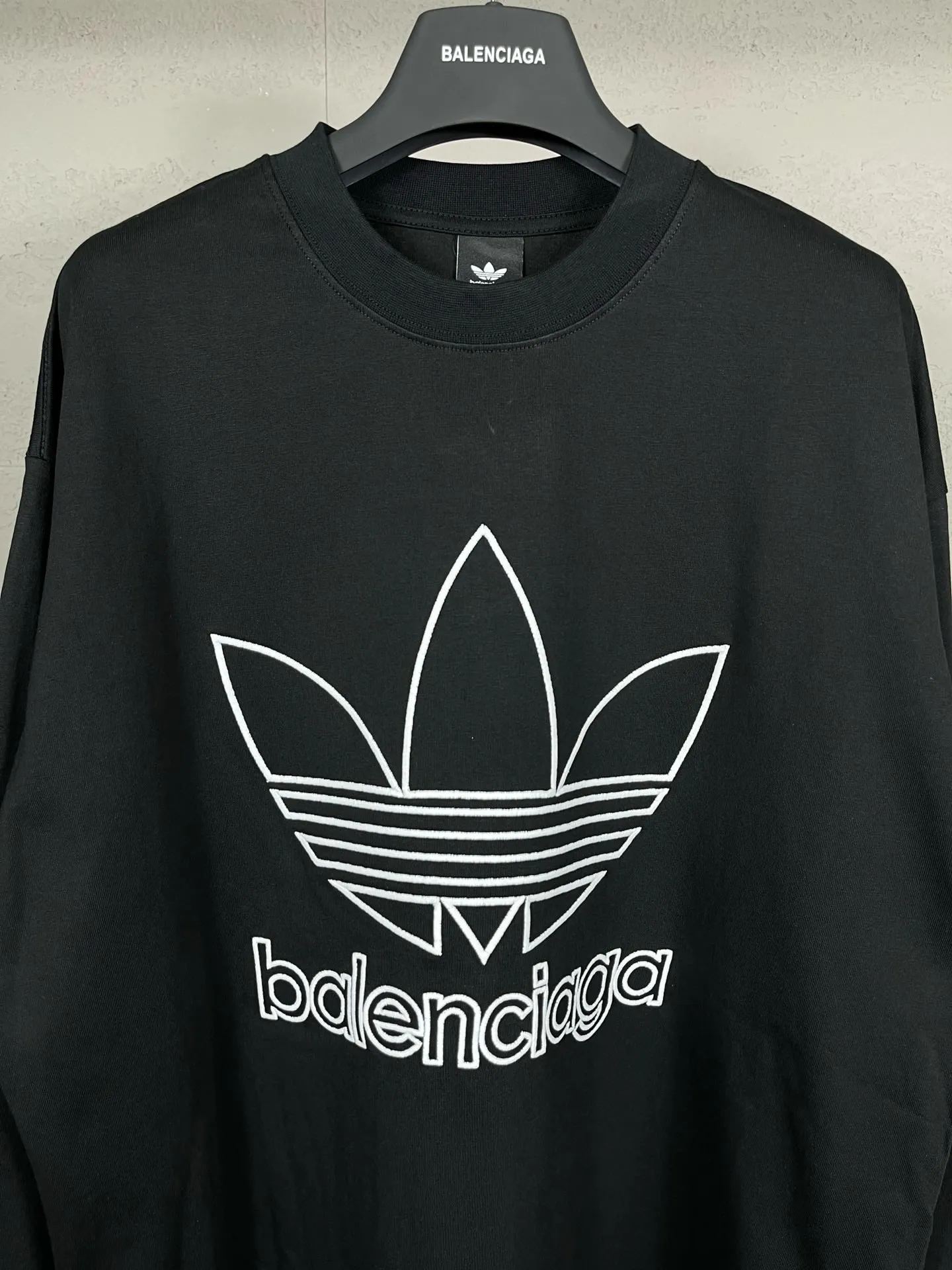 🅿️210 Detailed picture [Top version. Official website quality] BALENCI*GA/Paris co-branded Adidas front embroidered LOGO long-sleeved T-shirt# The fabric is made of Paris ZP custom-woven and dyed cotton double yarn. Weighing 260 grams, the cloth surface is clean. The cloth pattern is clear, soft and comfortable. The color fastness is good. It is not easy to change color. The threads are dyed with no color difference. The LOGO pattern letters are embroidered using imported embroidery machines, and the letters are three-dimensional and full. It is produced in Jubie market based on pictures, and comparisons are welcome. Restored brick cabinets. The version adopts OS loose shoulder design. Same style for men and women. Code: BL225028 Color: Black Size: XS S M L