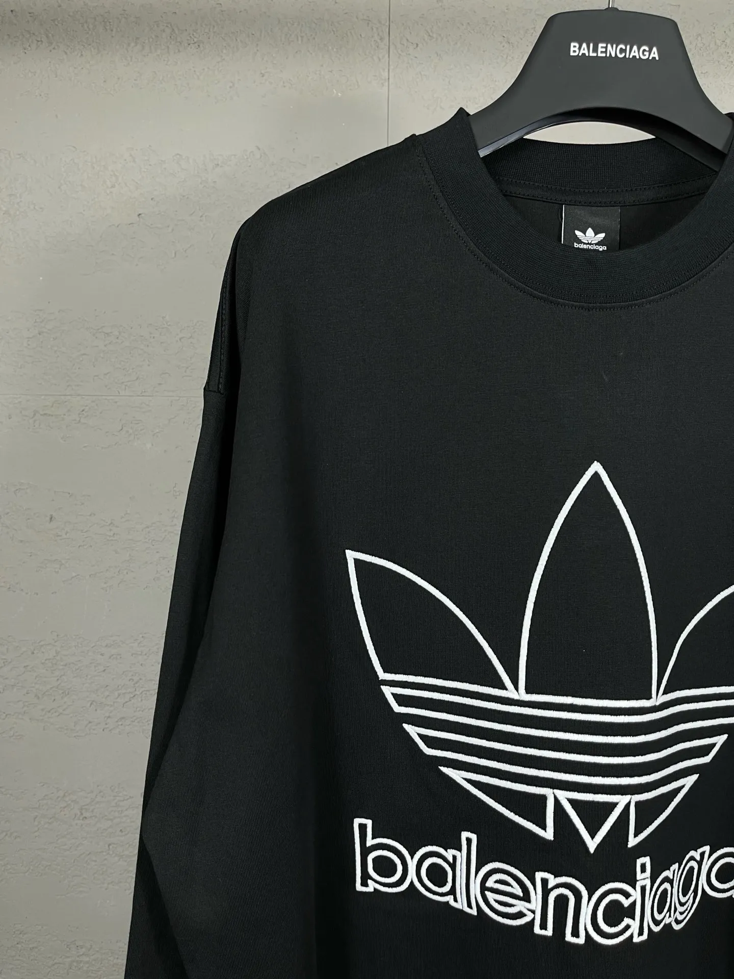 🅿️210 Detailed picture [Top version. Official website quality] BALENCI*GA/Paris co-branded Adidas front embroidered LOGO long-sleeved T-shirt# The fabric is made of Paris ZP custom-woven and dyed cotton double yarn. Weighing 260 grams, the cloth surface is clean. The cloth pattern is clear, soft and comfortable. The color fastness is good. It is not easy to change color. The threads are dyed with no color difference. The LOGO pattern letters are embroidered using imported embroidery machines, and the letters are three-dimensional and full. It is produced in Jubie market based on pictures, and comparisons are welcome. Restored brick cabinets. The version adopts OS loose shoulder design. Same style for men and women. Code: BL225028 Color: Black Size: XS S M L