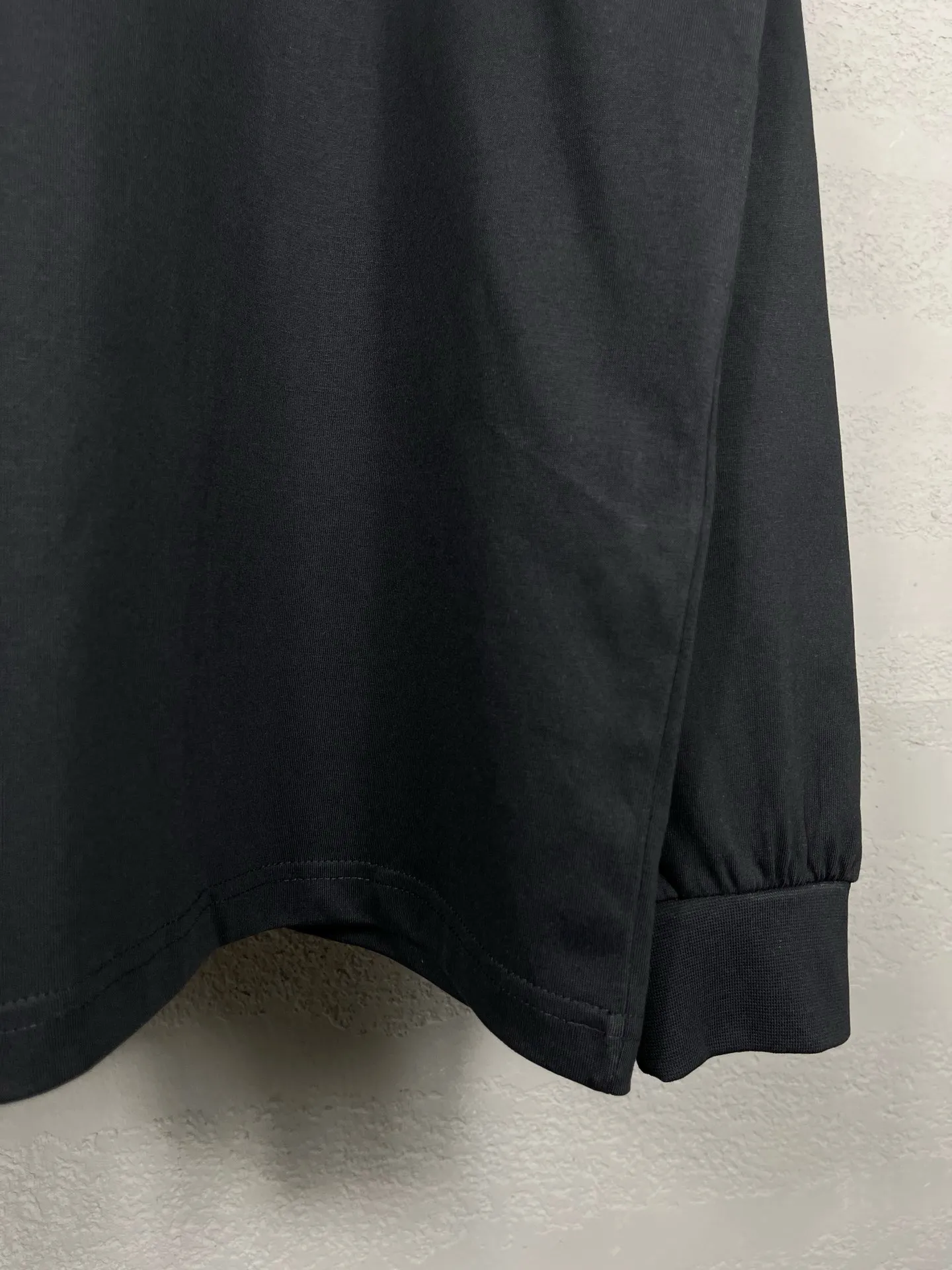 🅿️210 Detailed picture [Top version. Official website quality] BALENCI*GA/Paris co-branded Adidas front embroidered LOGO long-sleeved T-shirt# The fabric is made of Paris ZP custom-woven and dyed cotton double yarn. Weighing 260 grams, the cloth surface is clean. The cloth pattern is clear, soft and comfortable. The color fastness is good. It is not easy to change color. The threads are dyed with no color difference. The LOGO pattern letters are embroidered using imported embroidery machines, and the letters are three-dimensional and full. It is produced in Jubie market based on pictures, and comparisons are welcome. Restored brick cabinets. The version adopts OS loose shoulder design. Same style for men and women. Code: BL225028 Color: Black Size: XS S M L