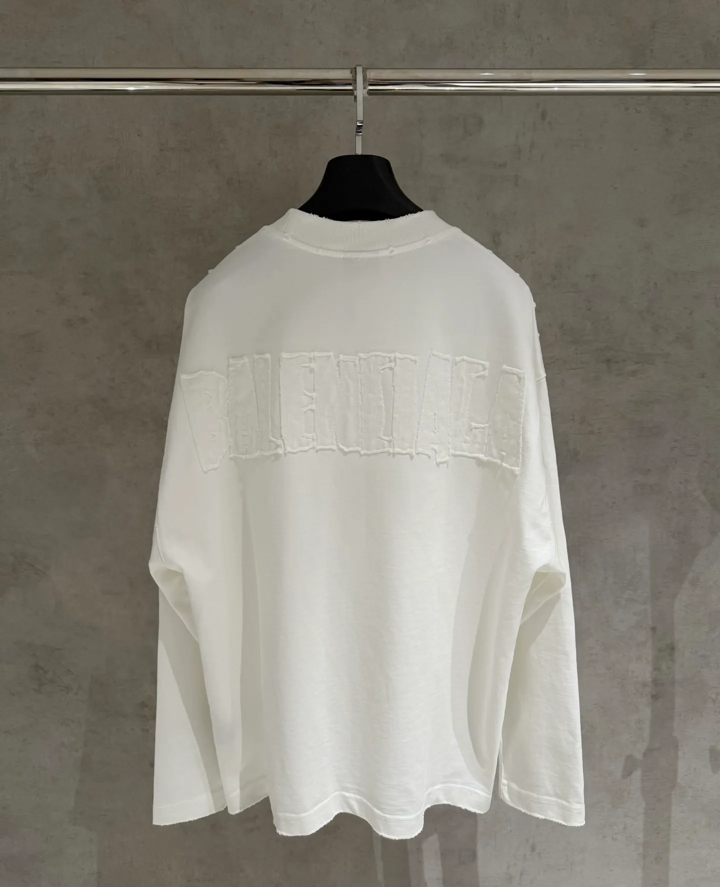 🅿️350 [Strict quality control] Balenciaga's new heavy-weight long-sleeved sweatshirt T-shirt. Heavy 420g double yarn fabric. Three-dimensional embroidery on the front and full-length patch embroidery on the back. The whole garment is washed twice. The four sides are frayed and torn. Heavy fabric. The collar is made of icy Salona. Loose version. Deep, wide and stylish. No deformation or shrinkage. 3 colors of black, white and gray. Size: M-2xl