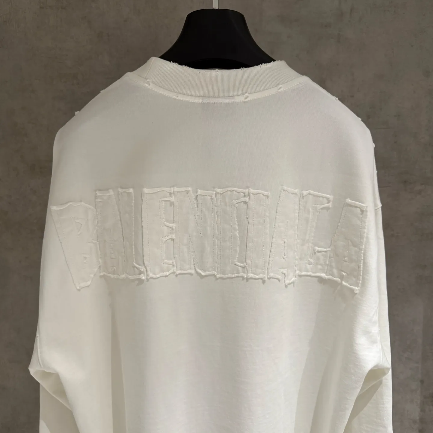 🅿️350 [Strict quality control] Balenciaga's new heavy-weight long-sleeved sweatshirt T-shirt. Heavy 420g double yarn fabric. Three-dimensional embroidery on the front and full-length patch embroidery on the back. The whole garment is washed twice. The four sides are frayed and torn. Heavy fabric. The collar is made of icy Salona. Loose version. Deep, wide and stylish. No deformation or shrinkage. 3 colors of black, white and gray. Size: M-2xl