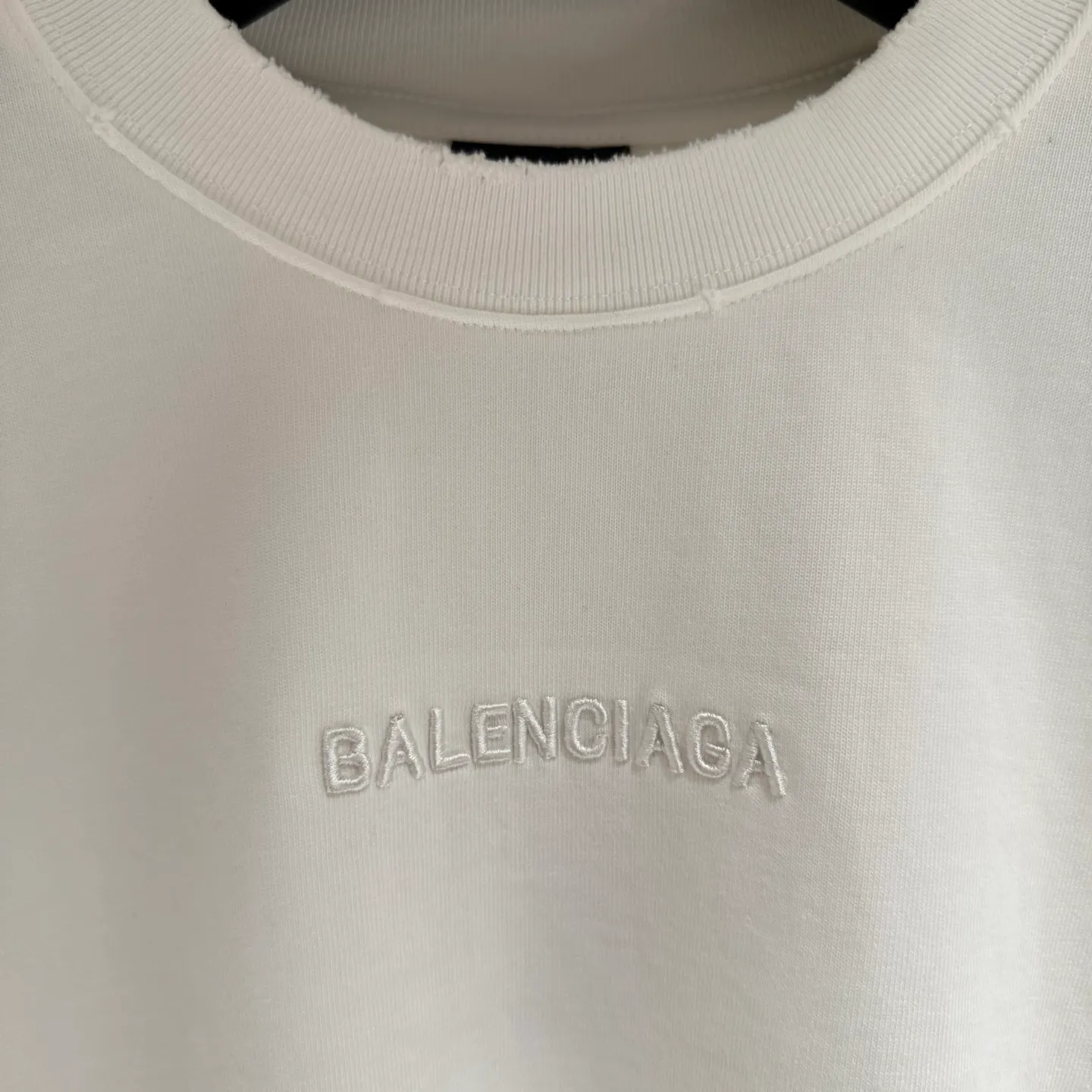 🅿️350 [Strict quality control] Balenciaga's new heavy-weight long-sleeved sweatshirt T-shirt. Heavy 420g double yarn fabric. Three-dimensional embroidery on the front and full-length patch embroidery on the back. The whole garment is washed twice. The four sides are frayed and torn. Heavy fabric. The collar is made of icy Salona. Loose version. Deep, wide and stylish. No deformation or shrinkage. 3 colors of black, white and gray. Size: M-2xl