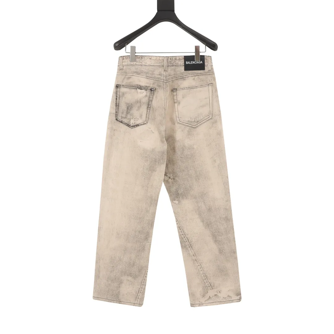 🅿️540 balenciaga/Balenciaga washed loose wide-leg jeans, heavy craftsmanship washed personalized series blue indigo, this color is simply a tailor-made style, full of autumn and winter feel. The design is simple and at the same time very personal. The genuine leather brand on the back waist has a retro atmosphere. Especially the rolled edge design is a second difference from ordinary jeans! If you look closely, you can see that every process and the texture are very fine and perfect. The overall texture of the upper body is very soft and skin-friendly but does not feel squishy. The good denim fabric is really stiff, making the jeans slim fit but not too close-fitting when worn, so that some imperfections in the figure will not be highlighted ~ size: 28-34