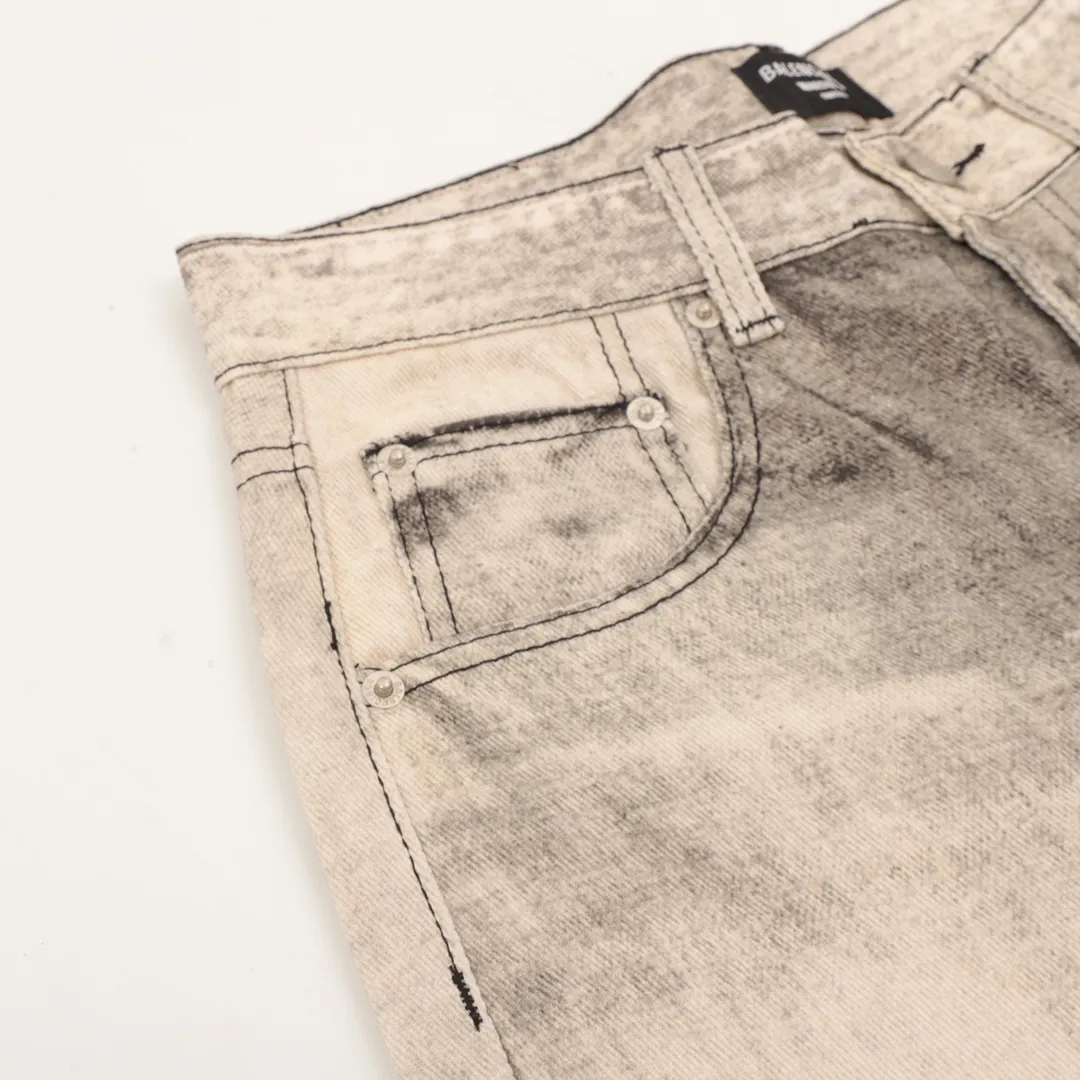 🅿️540 balenciaga/Balenciaga washed loose wide-leg jeans, heavy craftsmanship washed personalized series blue indigo, this color is simply a tailor-made style, full of autumn and winter feel. The design is simple and at the same time very personal. The genuine leather brand on the back waist has a retro atmosphere. Especially the rolled edge design is a second difference from ordinary jeans! If you look closely, you can see that every process and the texture are very fine and perfect. The overall texture of the upper body is very soft and skin-friendly but does not feel squishy. The good denim fabric is really stiff, making the jeans slim fit but not too close-fitting when worn, so that some imperfections in the figure will not be highlighted ~ size: 28-34