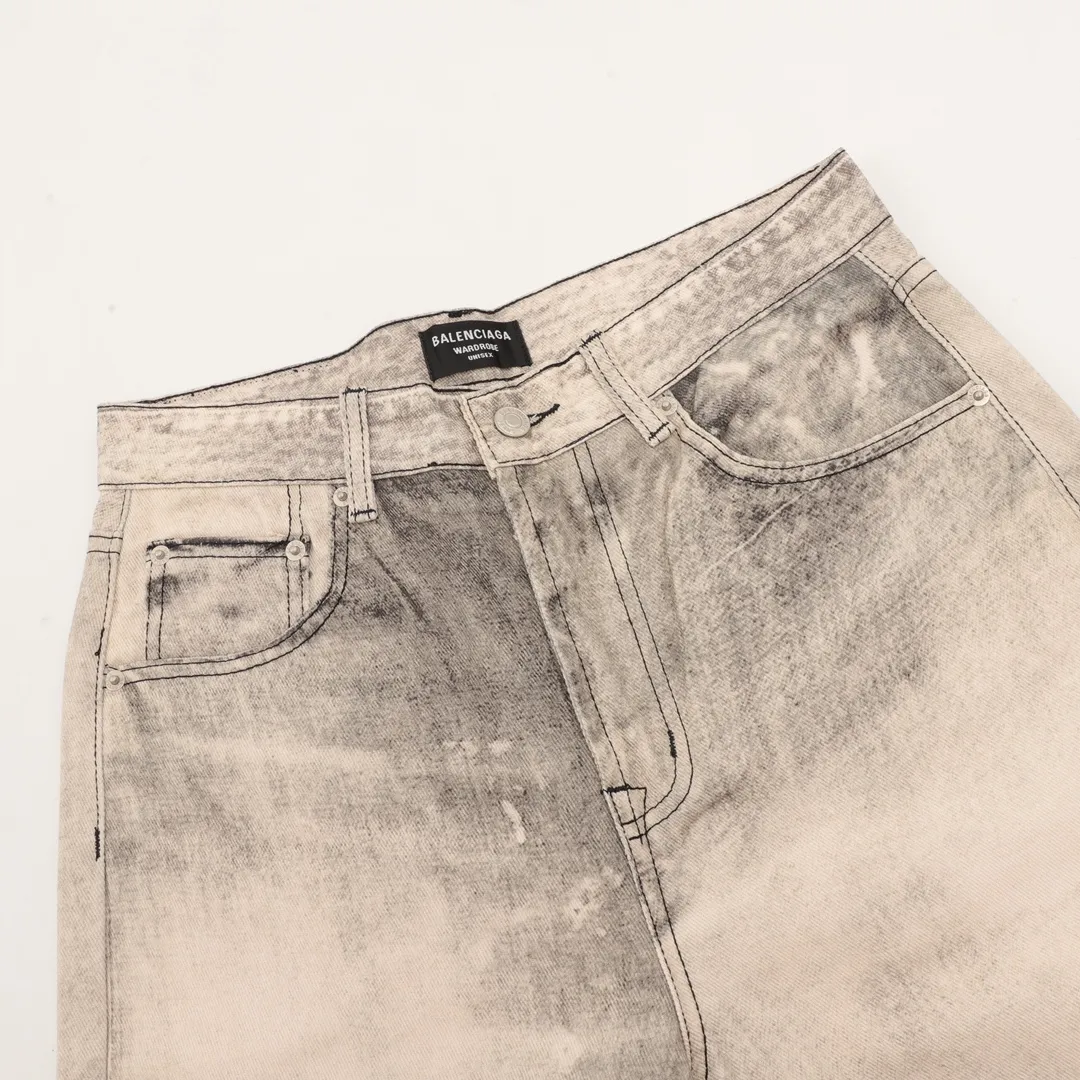 🅿️540 balenciaga/Balenciaga washed loose wide-leg jeans, heavy craftsmanship washed personalized series blue indigo, this color is simply a tailor-made style, full of autumn and winter feel. The design is simple and at the same time very personal. The genuine leather brand on the back waist has a retro atmosphere. Especially the rolled edge design is a second difference from ordinary jeans! If you look closely, you can see that every process and the texture are very fine and perfect. The overall texture of the upper body is very soft and skin-friendly but does not feel squishy. The good denim fabric is really stiff, making the jeans slim fit but not too close-fitting when worn, so that some imperfections in the figure will not be highlighted ~ size: 28-34