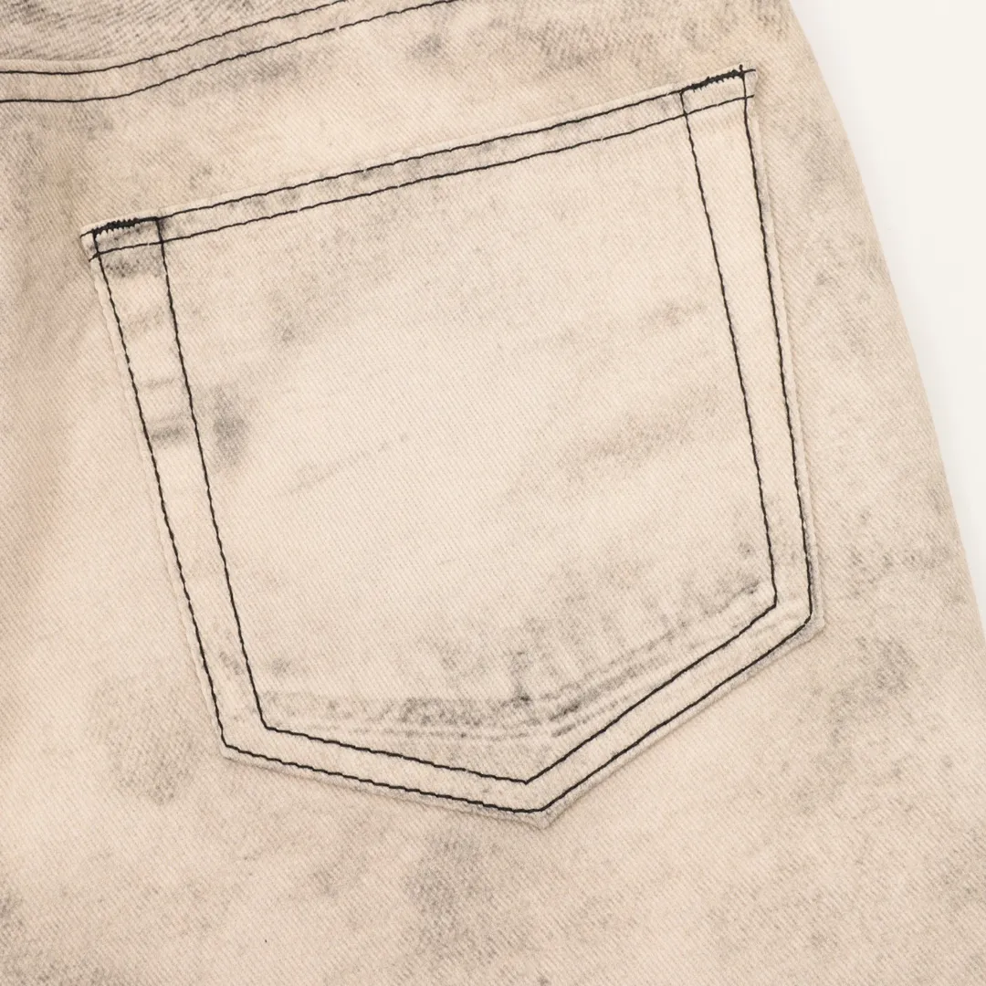 🅿️540 balenciaga/Balenciaga washed loose wide-leg jeans, heavy craftsmanship washed personalized series blue indigo, this color is simply a tailor-made style, full of autumn and winter feel. The design is simple and at the same time very personal. The genuine leather brand on the back waist has a retro atmosphere. Especially the rolled edge design is a second difference from ordinary jeans! If you look closely, you can see that every process and the texture are very fine and perfect. The overall texture of the upper body is very soft and skin-friendly but does not feel squishy. The good denim fabric is really stiff, making the jeans slim fit but not too close-fitting when worn, so that some imperfections in the figure will not be highlighted ~ size: 28-34