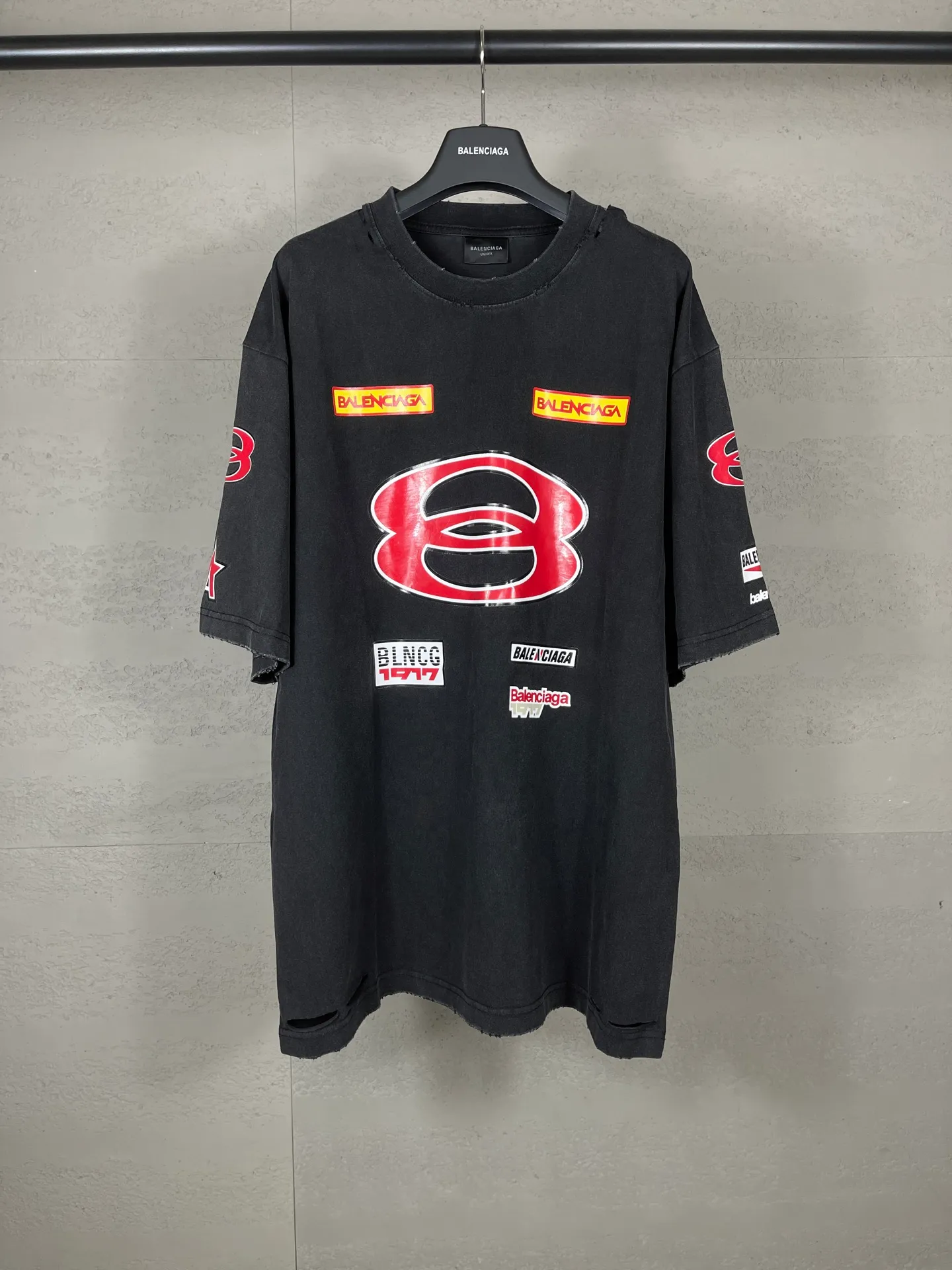 🅿️200 Detailed picture [Top version. Official website quality] BALENCI*GA/Paris. 25ss latest model. Paris is printed with sponsor logos English LOGO combination on the front, washed and distressed short-sleeved T-shirt. Brick cabinet synchronization. The fabric is made of Paris ZP custom-woven and dyed 100% cotton double yarn compact cotton. The weight is 260 grams, the cloth surface is clean. The cloth pattern is clear, soft and comfortable, and the thread is dyed with no color difference. The classic LOGO pattern is printed with environmentally friendly imported materials, with clear letters and a strong three-dimensional feel. Restored brick cabinet. The garments were washed and aged, and polished by many hands. Produced by ultra-heavy craftsmanship, the market currency is very different, welcome to compare. The version adopts OS loose shoulder design. The same style for men and women. Code: BL253689 Color: Washed Black Size: XS S M L