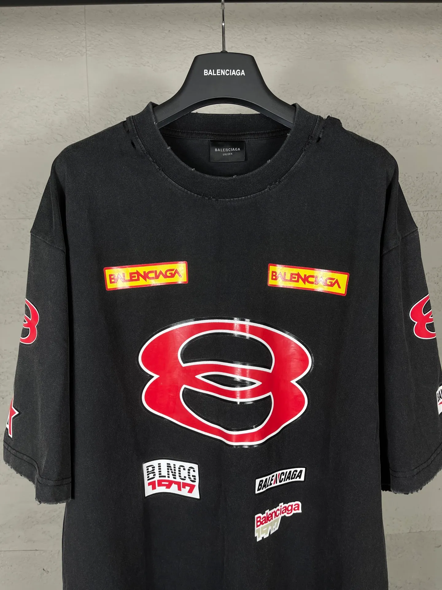 🅿️200 Detailed picture [Top version. Official website quality] BALENCI*GA/Paris. 25ss latest model. Paris is printed with sponsor logos English LOGO combination on the front, washed and distressed short-sleeved T-shirt. Brick cabinet synchronization. The fabric is made of Paris ZP custom-woven and dyed 100% cotton double yarn compact cotton. The weight is 260 grams, the cloth surface is clean. The cloth pattern is clear, soft and comfortable, and the thread is dyed with no color difference. The classic LOGO pattern is printed with environmentally friendly imported materials, with clear letters and a strong three-dimensional feel. Restored brick cabinet. The garments were washed and aged, and polished by many hands. Produced by ultra-heavy craftsmanship, the market currency is very different, welcome to compare. The version adopts OS loose shoulder design. The same style for men and women. Code: BL253689 Color: Washed Black Size: XS S M L