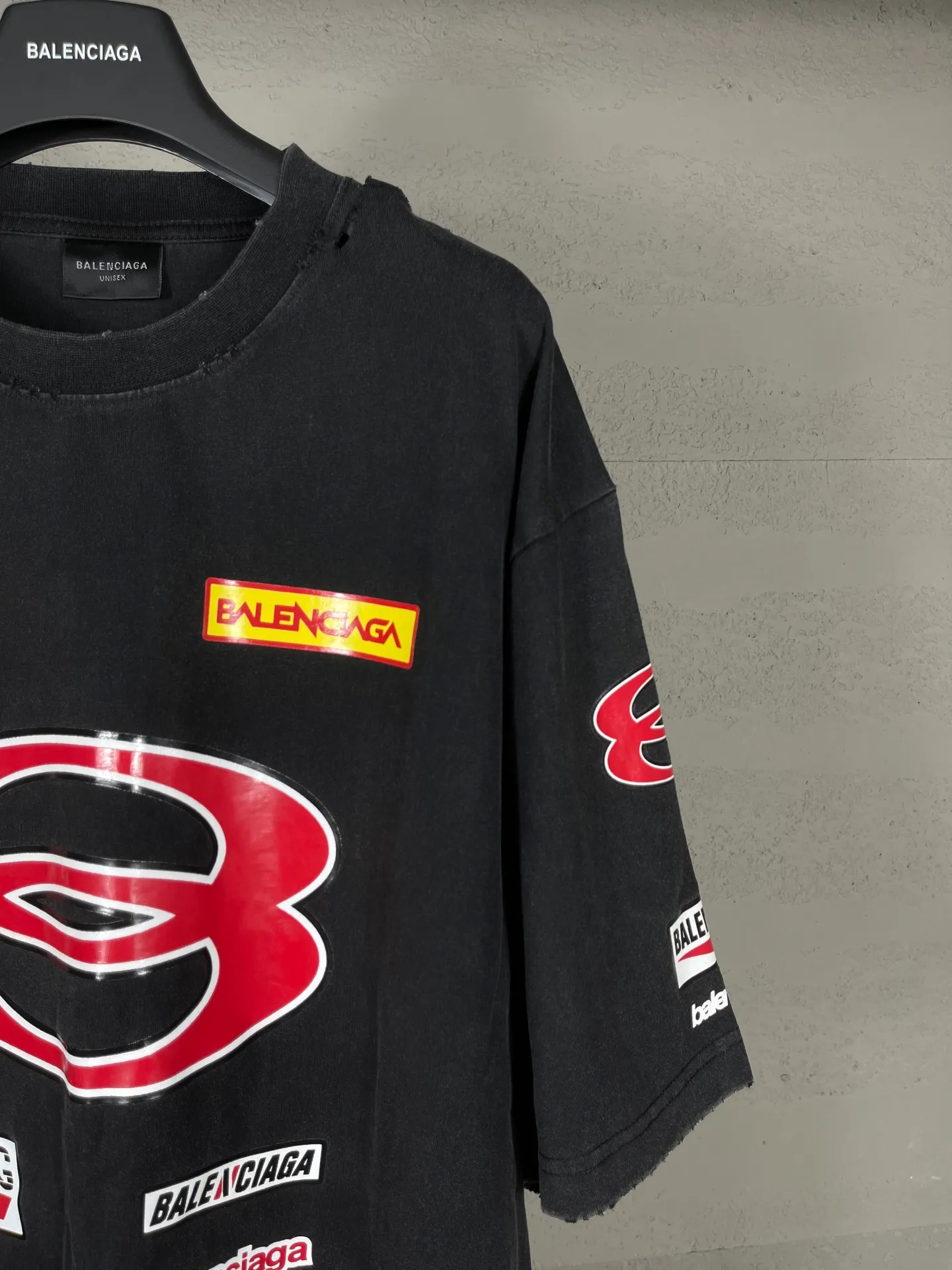 🅿️200 Detailed picture [Top version. Official website quality] BALENCI*GA/Paris. 25ss latest model. Paris is printed with sponsor logos English LOGO combination on the front, washed and distressed short-sleeved T-shirt. Brick cabinet synchronization. The fabric is made of Paris ZP custom-woven and dyed 100% cotton double yarn compact cotton. The weight is 260 grams, the cloth surface is clean. The cloth pattern is clear, soft and comfortable, and the thread is dyed with no color difference. The classic LOGO pattern is printed with environmentally friendly imported materials, with clear letters and a strong three-dimensional feel. Restored brick cabinet. The garments were washed and aged, and polished by many hands. Produced by ultra-heavy craftsmanship, the market currency is very different, welcome to compare. The version adopts OS loose shoulder design. The same style for men and women. Code: BL253689 Color: Washed Black Size: XS S M L