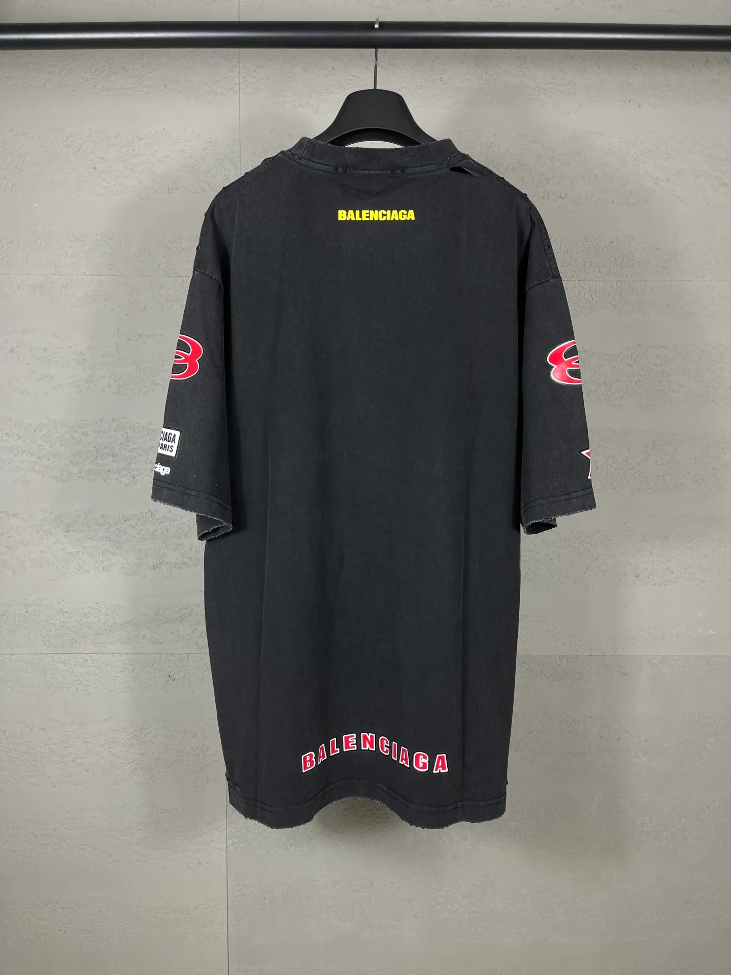 🅿️200 Detailed picture [Top version. Official website quality] BALENCI*GA/Paris. 25ss latest model. Paris is printed with sponsor logos English LOGO combination on the front, washed and distressed short-sleeved T-shirt. Brick cabinet synchronization. The fabric is made of Paris ZP custom-woven and dyed 100% cotton double yarn compact cotton. The weight is 260 grams, the cloth surface is clean. The cloth pattern is clear, soft and comfortable, and the thread is dyed with no color difference. The classic LOGO pattern is printed with environmentally friendly imported materials, with clear letters and a strong three-dimensional feel. Restored brick cabinet. The garments were washed and aged, and polished by many hands. Produced by ultra-heavy craftsmanship, the market currency is very different, welcome to compare. The version adopts OS loose shoulder design. The same style for men and women. Code: BL253689 Color: Washed Black Size: XS S M L