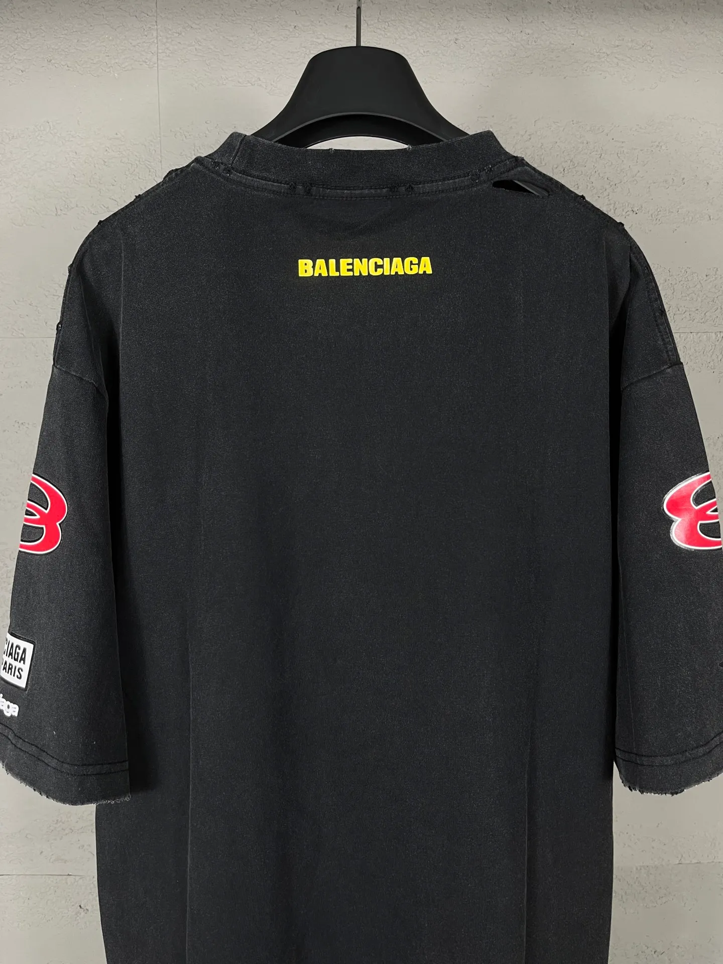 🅿️200 Detailed picture [Top version. Official website quality] BALENCI*GA/Paris. 25ss latest model. Paris is printed with sponsor logos English LOGO combination on the front, washed and distressed short-sleeved T-shirt. Brick cabinet synchronization. The fabric is made of Paris ZP custom-woven and dyed 100% cotton double yarn compact cotton. The weight is 260 grams, the cloth surface is clean. The cloth pattern is clear, soft and comfortable, and the thread is dyed with no color difference. The classic LOGO pattern is printed with environmentally friendly imported materials, with clear letters and a strong three-dimensional feel. Restored brick cabinet. The garments were washed and aged, and polished by many hands. Produced by ultra-heavy craftsmanship, the market currency is very different, welcome to compare. The version adopts OS loose shoulder design. The same style for men and women. Code: BL253689 Color: Washed Black Size: XS S M L
