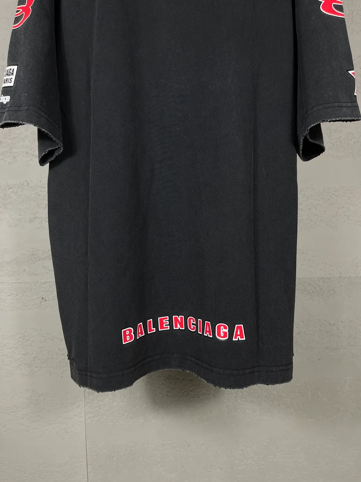 🅿️200 Detailed picture [Top version. Official website quality] BALENCI*GA/Paris. 25ss latest model. Paris is printed with sponsor logos English LOGO combination on the front, washed and distressed short-sleeved T-shirt. Brick cabinet synchronization. The fabric is made of Paris ZP custom-woven and dyed 100% cotton double yarn compact cotton. The weight is 260 grams, the cloth surface is clean. The cloth pattern is clear, soft and comfortable, and the thread is dyed with no color difference. The classic LOGO pattern is printed with environmentally friendly imported materials, with clear letters and a strong three-dimensional feel. Restored brick cabinet. The garments were washed and aged, and polished by many hands. Produced by ultra-heavy craftsmanship, the market currency is very different, welcome to compare. The version adopts OS loose shoulder design. The same style for men and women. Code: BL253689 Color: Washed Black Size: XS S M L