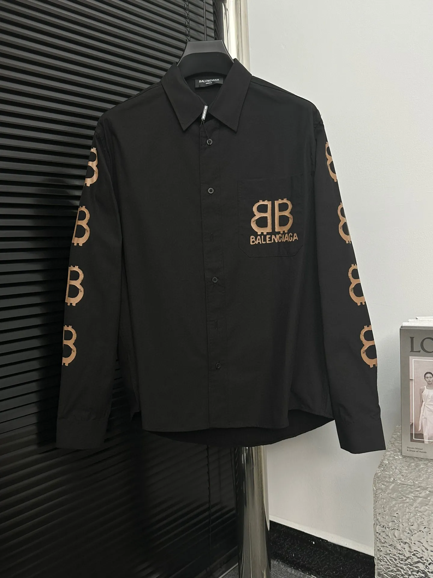 🅿️260 【BALENCIAGA】Paris’ new graffiti BB letter shirt. Custom-woven and dyed fabrics. Heavy industrial washing. Three-dimensional cutting. Perfect version. The upper body is absolutely perfect. The printing uses environmentally friendly imported glue. The process is complex. Three-dimensional and neat. The letters are clear and have no burrs. Three labels are complete. Iconic brand logo. Same style for men and women. The first choice jacket for autumn! Color: Black Size: M-XL