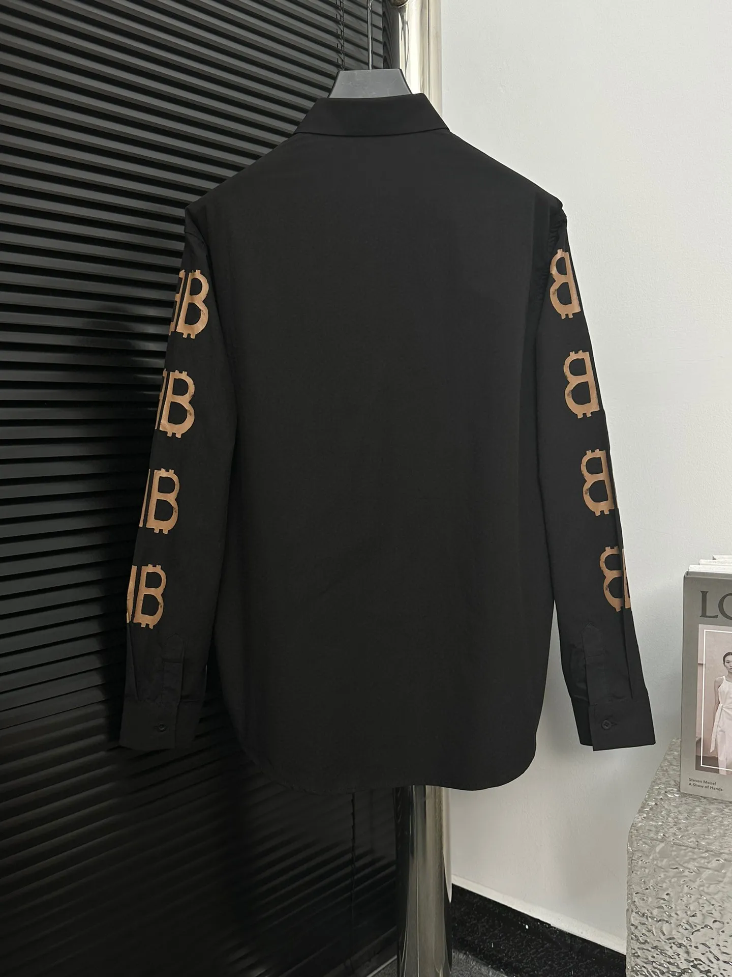 🅿️260 【BALENCIAGA】Paris’ new graffiti BB letter shirt. Custom-woven and dyed fabrics. Heavy industrial washing. Three-dimensional cutting. Perfect version. The upper body is absolutely perfect. The printing uses environmentally friendly imported glue. The process is complex. Three-dimensional and neat. The letters are clear and have no burrs. Three labels are complete. Iconic brand logo. Same style for men and women. The first choice jacket for autumn! Color: Black Size: M-XL