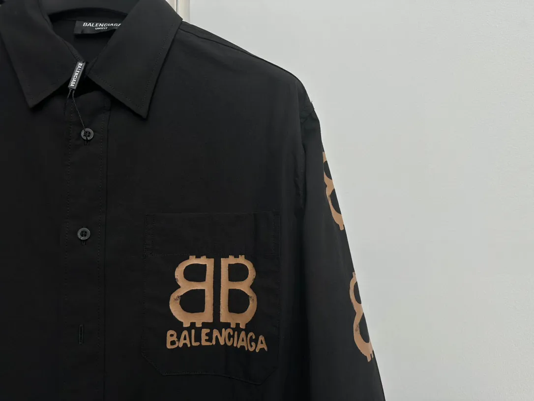 🅿️260 【BALENCIAGA】Paris’ new graffiti BB letter shirt. Custom-woven and dyed fabrics. Heavy industrial washing. Three-dimensional cutting. Perfect version. The upper body is absolutely perfect. The printing uses environmentally friendly imported glue. The process is complex. Three-dimensional and neat. The letters are clear and have no burrs. Three labels are complete. Iconic brand logo. Same style for men and women. The first choice jacket for autumn! Color: Black Size: M-XL