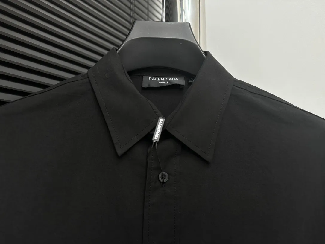 🅿️260 【BALENCIAGA】Paris’ new graffiti BB letter shirt. Custom-woven and dyed fabrics. Heavy industrial washing. Three-dimensional cutting. Perfect version. The upper body is absolutely perfect. The printing uses environmentally friendly imported glue. The process is complex. Three-dimensional and neat. The letters are clear and have no burrs. Three labels are complete. Iconic brand logo. Same style for men and women. The first choice jacket for autumn! Color: Black Size: M-XL