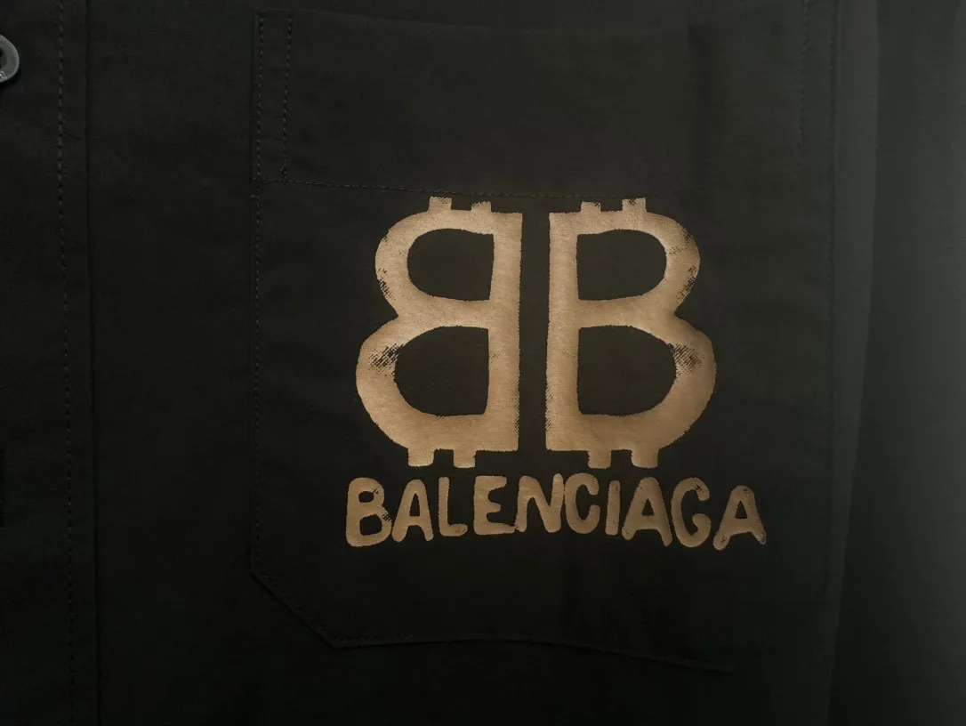 🅿️260 【BALENCIAGA】Paris’ new graffiti BB letter shirt. Custom-woven and dyed fabrics. Heavy industrial washing. Three-dimensional cutting. Perfect version. The upper body is absolutely perfect. The printing uses environmentally friendly imported glue. The process is complex. Three-dimensional and neat. The letters are clear and have no burrs. Three labels are complete. Iconic brand logo. Same style for men and women. The first choice jacket for autumn! Color: Black Size: M-XL