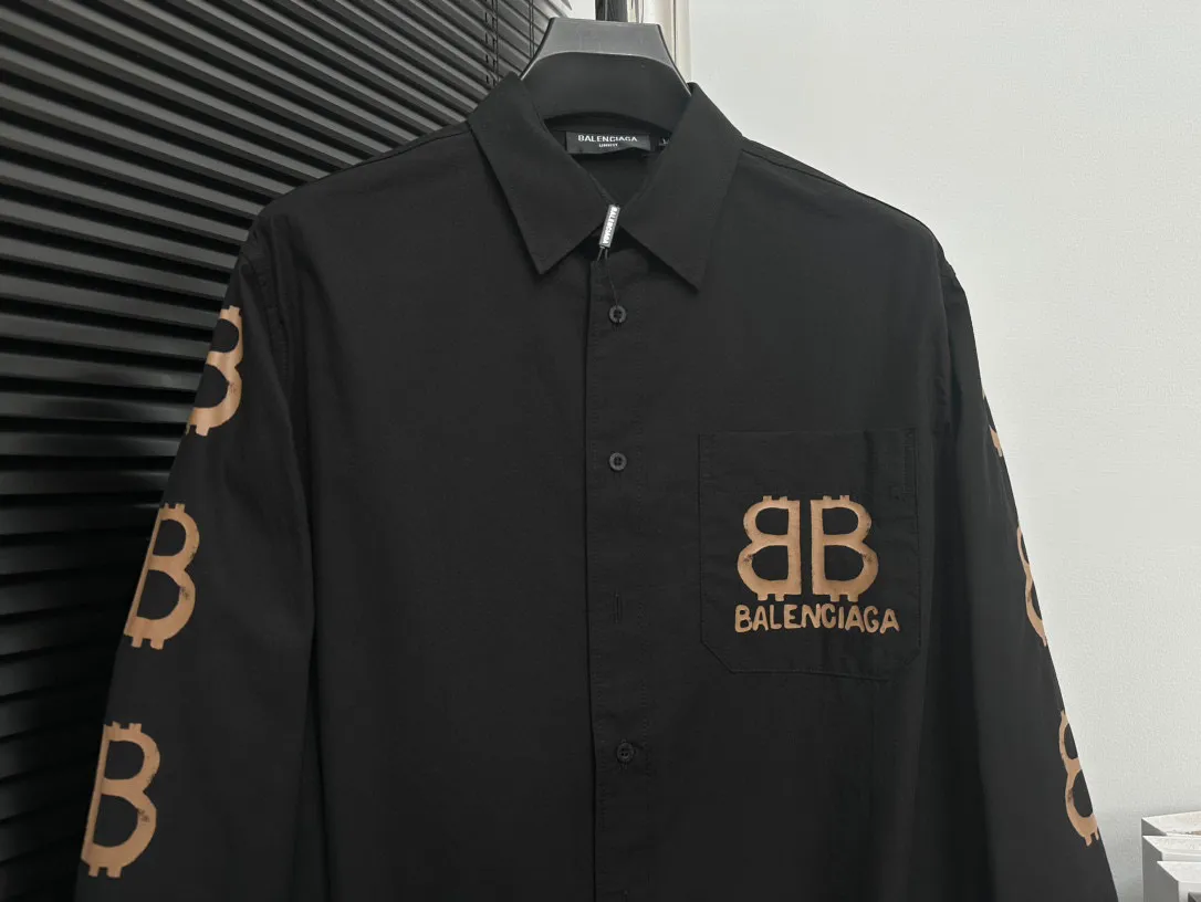 🅿️260 【BALENCIAGA】Paris’ new graffiti BB letter shirt. Custom-woven and dyed fabrics. Heavy industrial washing. Three-dimensional cutting. Perfect version. The upper body is absolutely perfect. The printing uses environmentally friendly imported glue. The process is complex. Three-dimensional and neat. The letters are clear and have no burrs. Three labels are complete. Iconic brand logo. Same style for men and women. The first choice jacket for autumn! Color: Black Size: M-XL