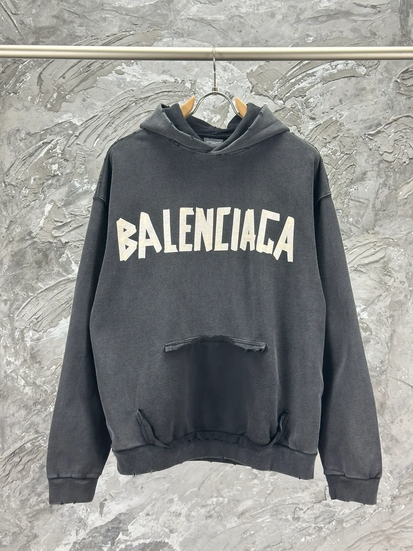 🅿️420 BALENCI*GA 24ss Paris hot-selling tape hooded sweatshirt. The front and back panels are printed with tape direct printing. Many hand-made grinding. The ready-made garments are washed and worn. The cloth surface is clean. The cloth pattern is clear, super heavy work. Soft and comfortable. Exclusively pattern-woven and dyed 450g fabric. The threads are dyed in the same cylinder with zero color difference. Different from the market currency. The version adopts os loose shoulder version. Welcome to compare, same style for men and women. -Color: iron gray blue, Paris blue, washed black, burgundy -SIZE: XS S M L style number 8912#