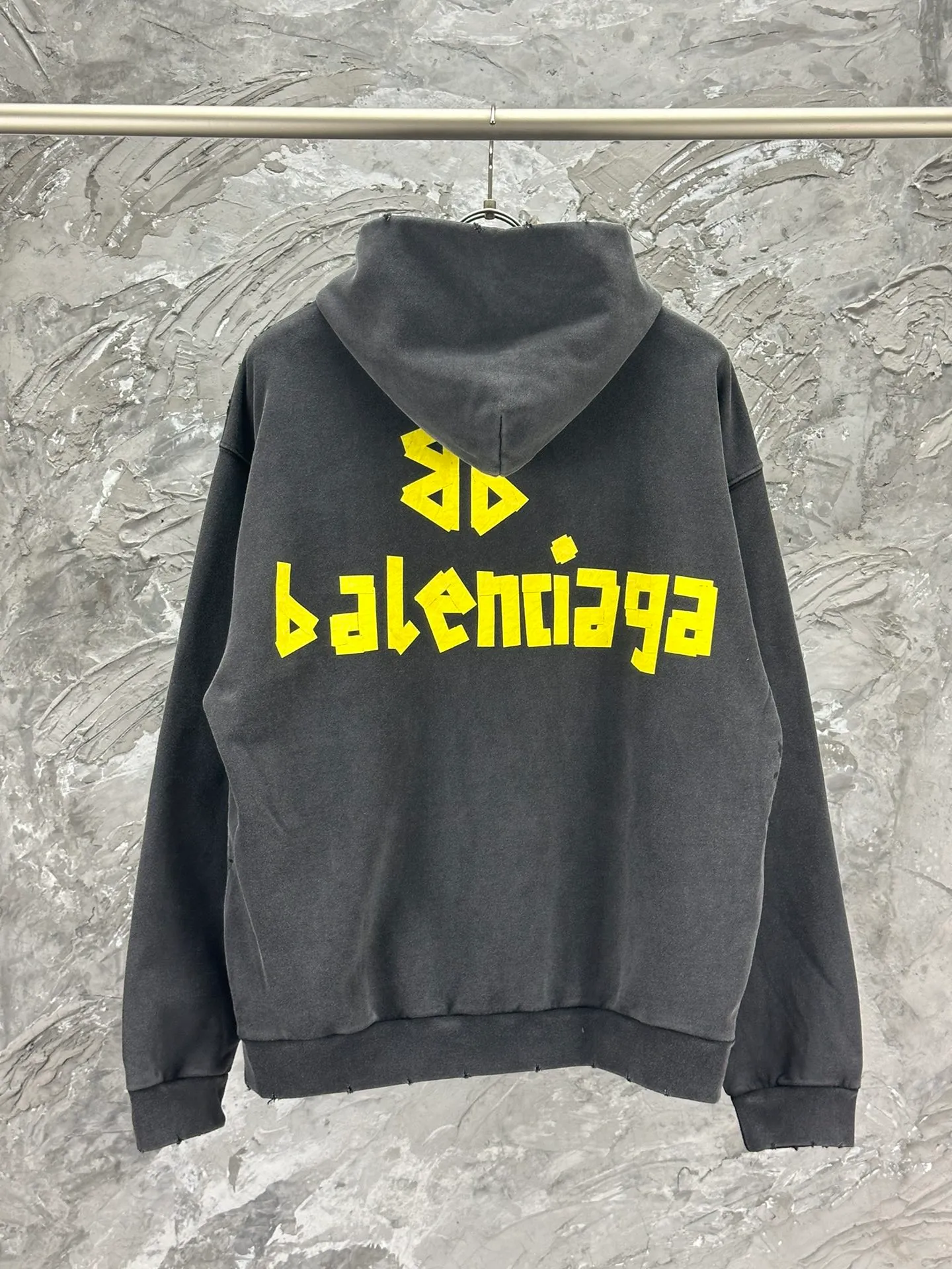 🅿️420 BALENCI*GA 24ss Paris hot-selling tape hooded sweatshirt. The front and back panels are printed with tape direct printing. Many hand-made grinding. The ready-made garments are washed and worn. The cloth surface is clean. The cloth pattern is clear, super heavy work. Soft and comfortable. Exclusively pattern-woven and dyed 450g fabric. The threads are dyed in the same cylinder with zero color difference. Different from the market currency. The version adopts os loose shoulder version. Welcome to compare, same style for men and women. -Color: iron gray blue, Paris blue, washed black, burgundy -SIZE: XS S M L style number 8912#