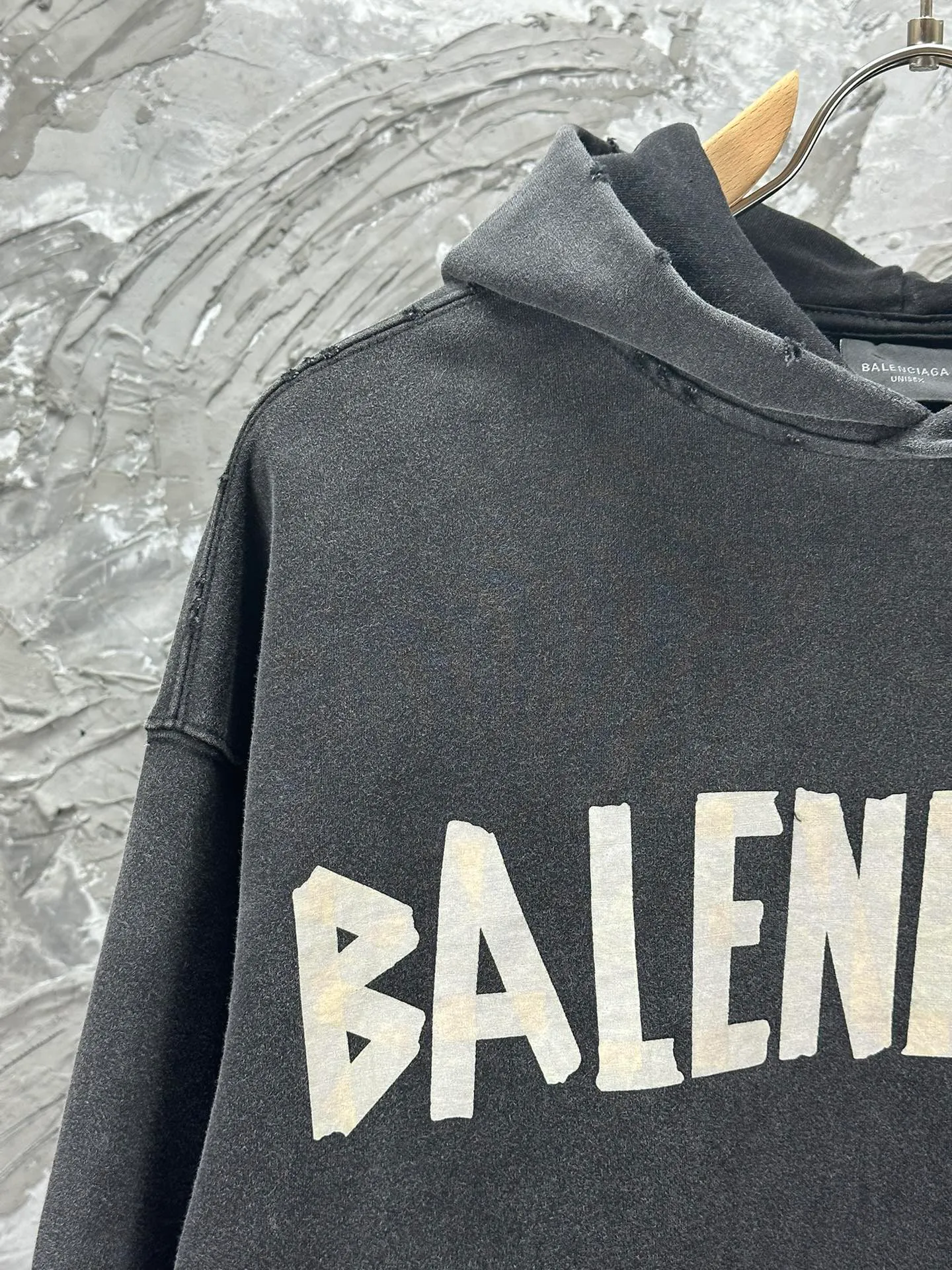 🅿️420 BALENCI*GA 24ss Paris hot-selling tape hooded sweatshirt. The front and back panels are printed with tape direct printing. Many hand-made grinding. The ready-made garments are washed and worn. The cloth surface is clean. The cloth pattern is clear, super heavy work. Soft and comfortable. Exclusively pattern-woven and dyed 450g fabric. The threads are dyed in the same cylinder with zero color difference. Different from the market currency. The version adopts os loose shoulder version. Welcome to compare, same style for men and women. -Color: iron gray blue, Paris blue, washed black, burgundy -SIZE: XS S M L style number 8912#