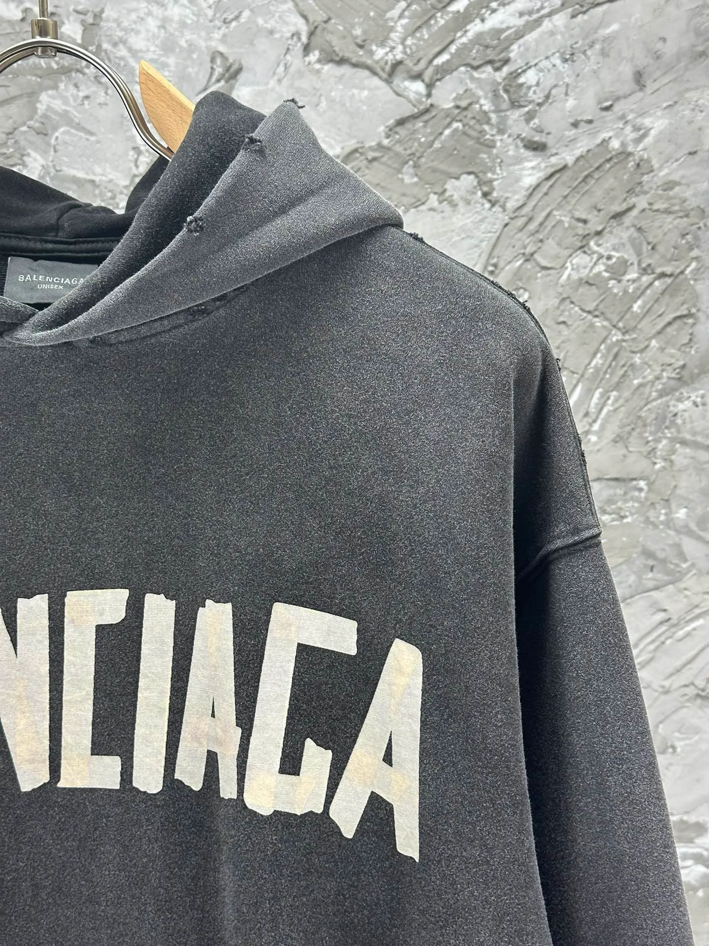 🅿️420 BALENCI*GA 24ss Paris hot-selling tape hooded sweatshirt. The front and back panels are printed with tape direct printing. Many hand-made grinding. The ready-made garments are washed and worn. The cloth surface is clean. The cloth pattern is clear, super heavy work. Soft and comfortable. Exclusively pattern-woven and dyed 450g fabric. The threads are dyed in the same cylinder with zero color difference. Different from the market currency. The version adopts os loose shoulder version. Welcome to compare, same style for men and women. -Color: iron gray blue, Paris blue, washed black, burgundy -SIZE: XS S M L style number 8912#
