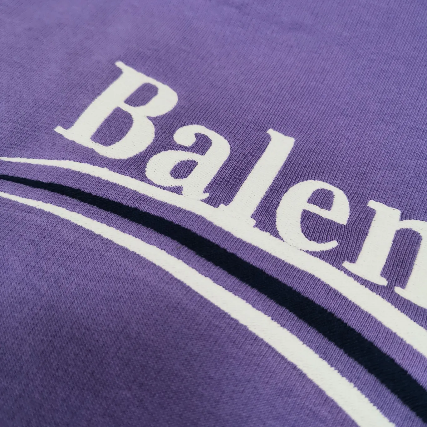 Additional details - the top version of Balenciaga BALENCIAGA Cola Malone embroidery printed men's and women's couple star's same style pure cotton hoodie hooded sweatshirt, three colors are available, ensuring the same fabric as the original version, no color difference! Customized dyeing in a package! INS, Xiaohongshu’s popular style, classics that never fade away! The king of orders in Spain, the fried chicken is highly recommended! 480% pure cotton terry fabric, comfortable and warm! Full of drape! The printing uses Tajima embroidery machine imported from Japan, which is known as the fighter among embroidery machines. The embroidery is meticulous, with no threads or skipped threads, the printing and embroidery are full and fine, and the letter spacing is consistent with ZP! Wearing it gives you full confidence and peace of mind! The labels and washes are all correct! On behalf of G at the same level! Consistent packaging at the counter! Size: XS-L Color: Purple light gray white gray P:450