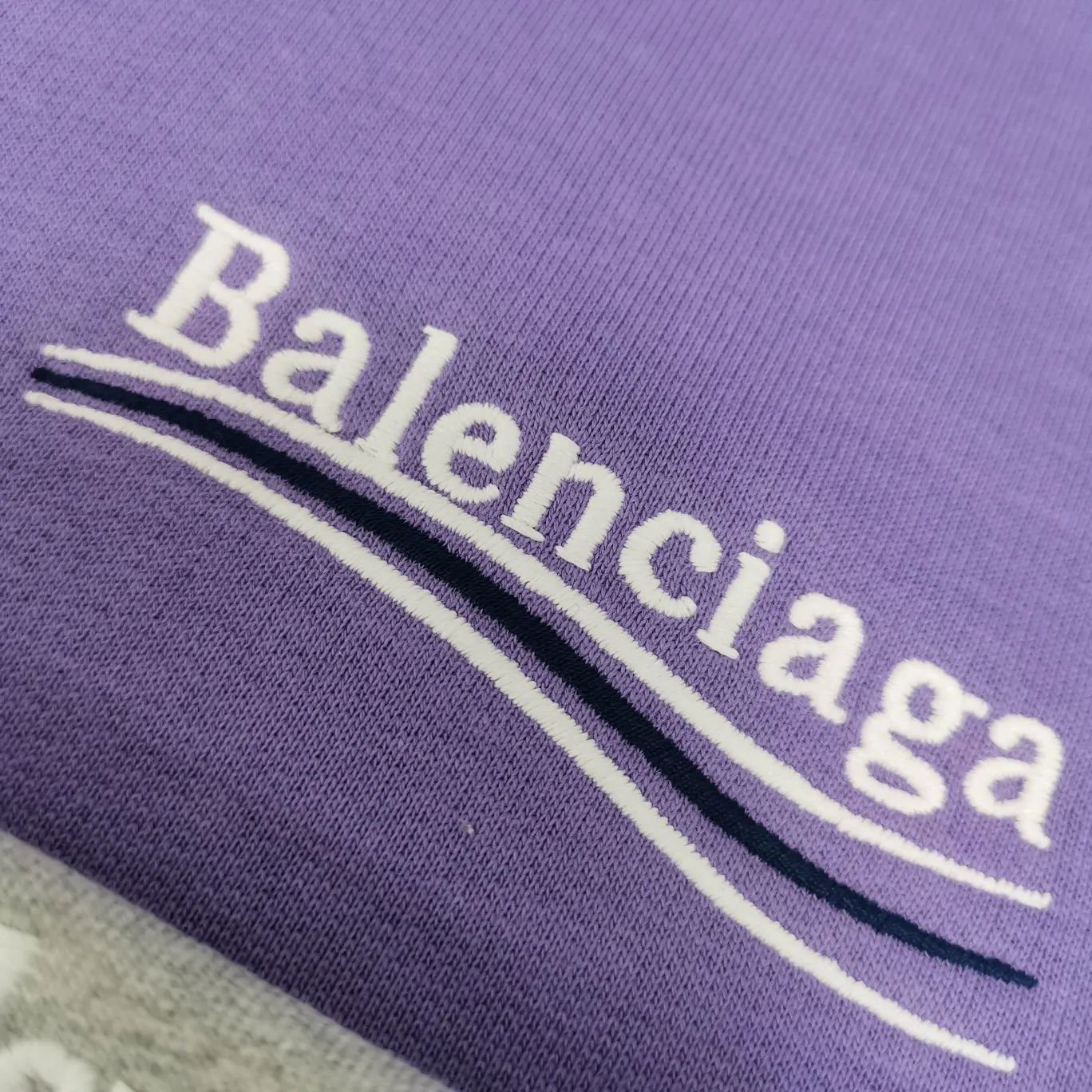 Additional details - the top version of Balenciaga BALENCIAGA Cola Malone embroidery printed men's and women's couple star's same style pure cotton hoodie hooded sweatshirt, three colors are available, ensuring the same fabric as the original version, no color difference! Customized dyeing in a package! INS, Xiaohongshu’s popular style, classics that never fade away! The king of orders in Spain, the fried chicken is highly recommended! 480% pure cotton terry fabric, comfortable and warm! Full of drape! The printing uses Tajima embroidery machine imported from Japan, which is known as the fighter among embroidery machines. The embroidery is meticulous, with no threads or skipped threads, the printing and embroidery are full and fine, and the letter spacing is consistent with ZP! Wearing it gives you full confidence and peace of mind! The labels and washes are all correct! On behalf of G at the same level! Consistent packaging at the counter! Size: XS-L Color: Purple light gray white gray P:450