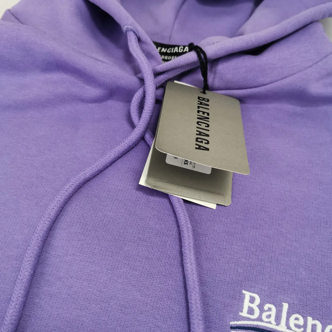 Additional details - the top version of Balenciaga BALENCIAGA Cola Malone embroidery printed men's and women's couple star's same style pure cotton hoodie hooded sweatshirt, three colors are available, ensuring the same fabric as the original version, no color difference! Customized dyeing in a package! INS, Xiaohongshu’s popular style, classics that never fade away! The king of orders in Spain, the fried chicken is highly recommended! 480% pure cotton terry fabric, comfortable and warm! Full of drape! The printing uses Tajima embroidery machine imported from Japan, which is known as the fighter among embroidery machines. The embroidery is meticulous, with no threads or skipped threads, the printing and embroidery are full and fine, and the letter spacing is consistent with ZP! Wearing it gives you full confidence and peace of mind! The labels and washes are all correct! On behalf of G at the same level! Consistent packaging at the counter! Size: XS-L Color: Purple light gray white gray P:450