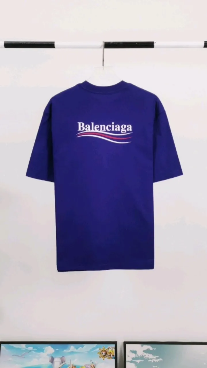 Real shot of the video————The top tested version of Balenciaga’s classic loose-fitting pure cotton short-sleeved men’s and women’s style. Custom-made fabrics and printed accessories are reproduced one-to-one. It is made of 280g cotton fabric with 32 count fine double cotton yarn plain weave, and the fabric surface is treated with dust-free woolen craftsmanship. The shoulder and chain seams are made of 0.8cm bundled strips inside, and the double chain stitching on the machine side is made of pure cotton. Here’s why I’m dozens of yuan more expensive than others: 1. Each model is produced by the company. The detailed workmanship and fabrics are consistent with the genuine ones. There is no color difference between the ones at the counters. Guaranteed no color difference. Replicas are not scary. Who is fake is embarrassed. It’s not shameful to make a replica, it’s shameful if you can’t buy the correct version if you make a replica. All of my series can be found in all major places and will be absolutely stunning!  2. The fabric is made of 280g Paris-specific double yarn. No one can make better fabrics than mine. There is really no way to compare with the ordinary version on the market. Respect it. It is authentic and costs thousands of dollars. Don’t go for the quality of street stalls. 3. The workmanship has been restored in all aspects. The packaging has been restored in all aspects. 4. I guarantee here that this is the highest quality you can find. Size: XS-L Color; Blue Pink Fluorescent Yellow P: 260